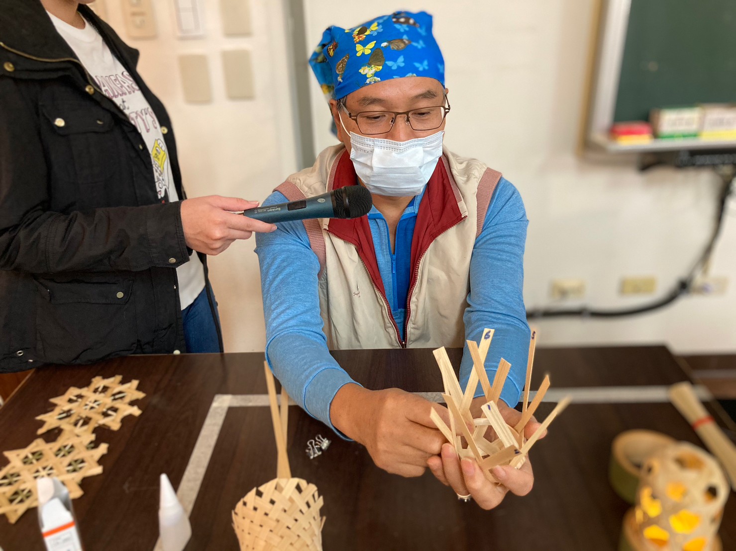 圖為林群涵業師教授竹編技法。
