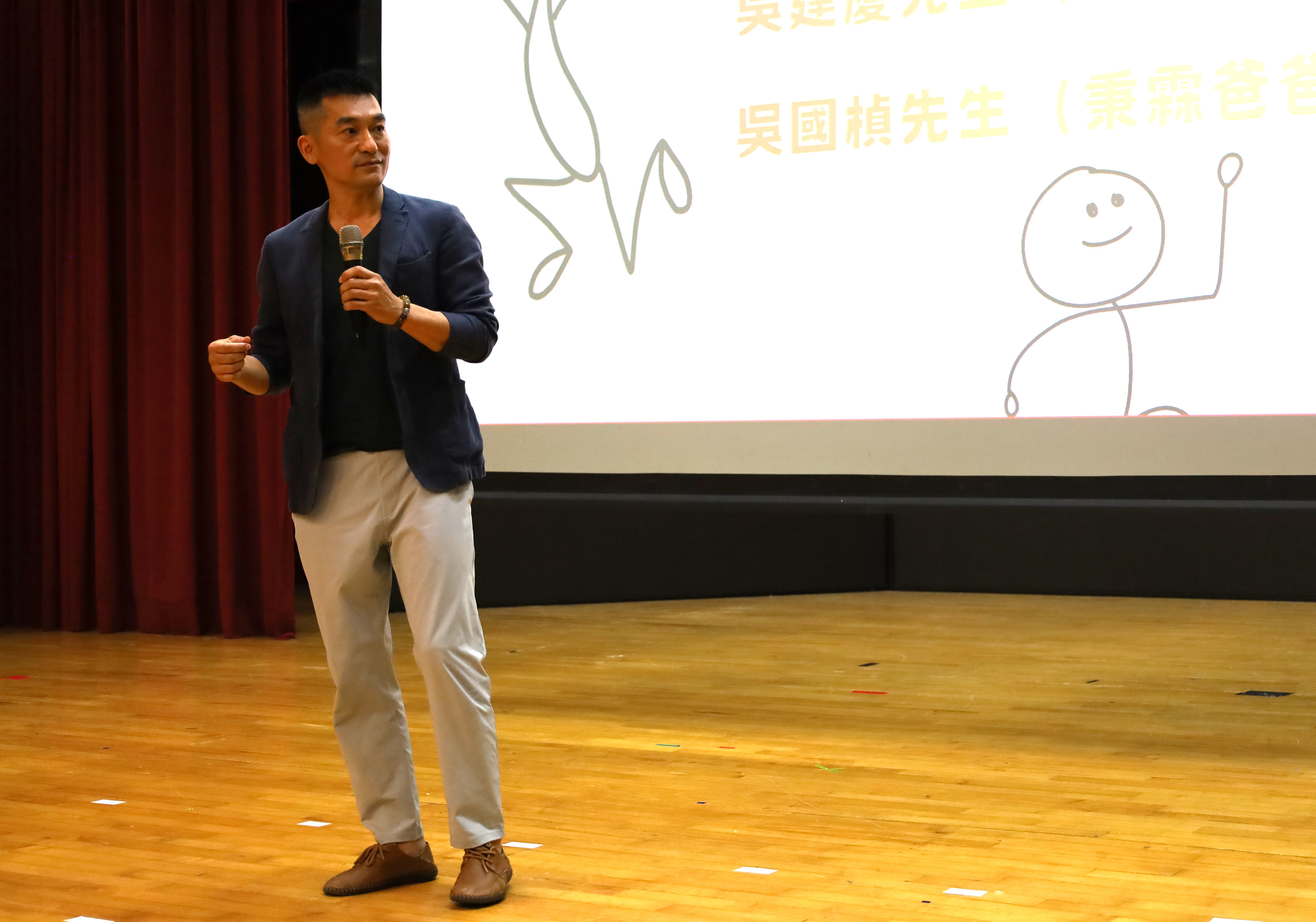 图为参加营队的家长吴国桢说，「改变孩子前，要先改变自己」，很开心现在父子关系回复到原来状态。