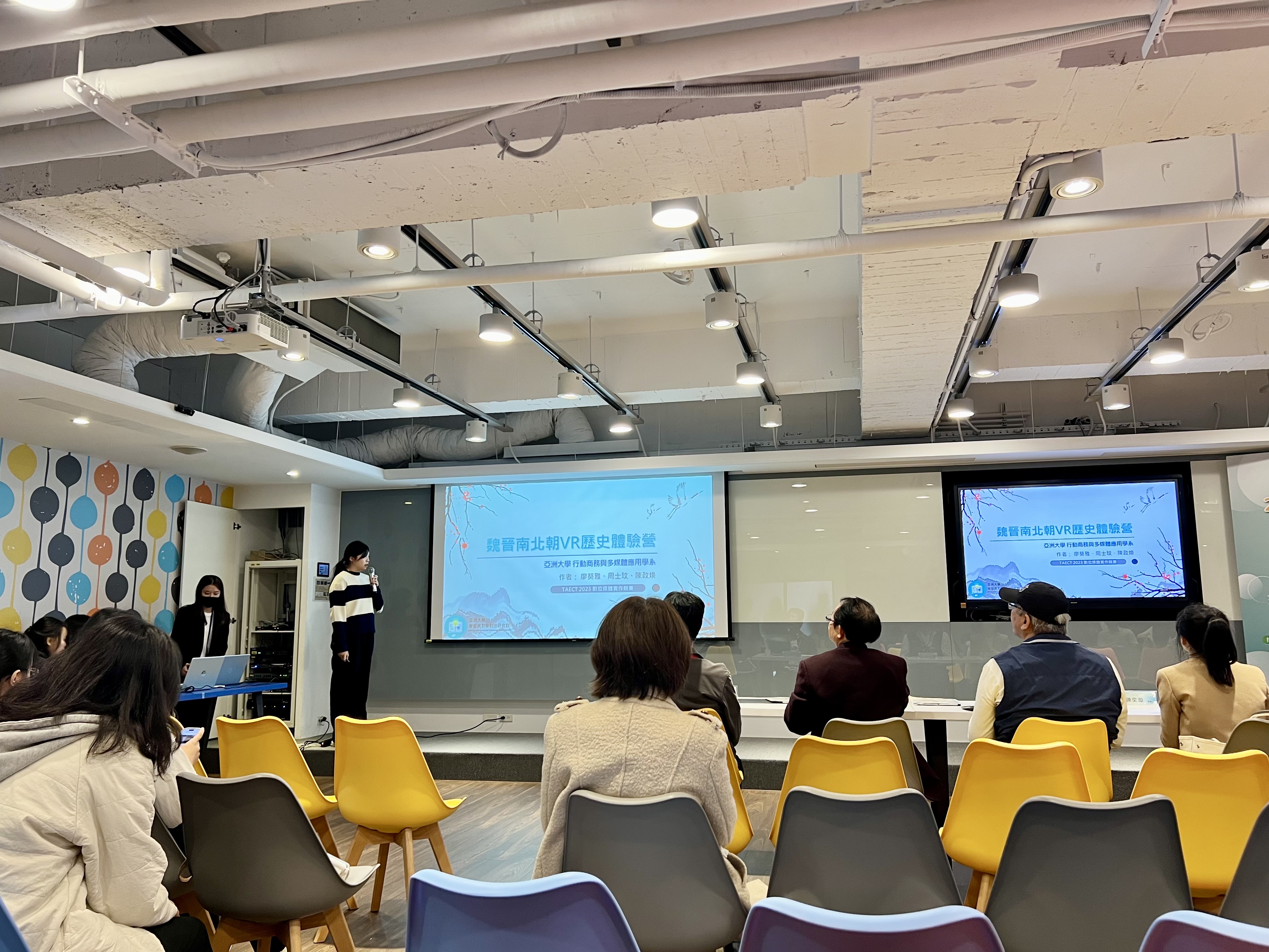 图为廖葵雅(左1)、周士玟同学(左2)，在「2023台湾教育传播暨科技学会年会」（TAECT）数码媒体实作竞赛数码媒体实作竞赛决赛，进行简报与作品展示。