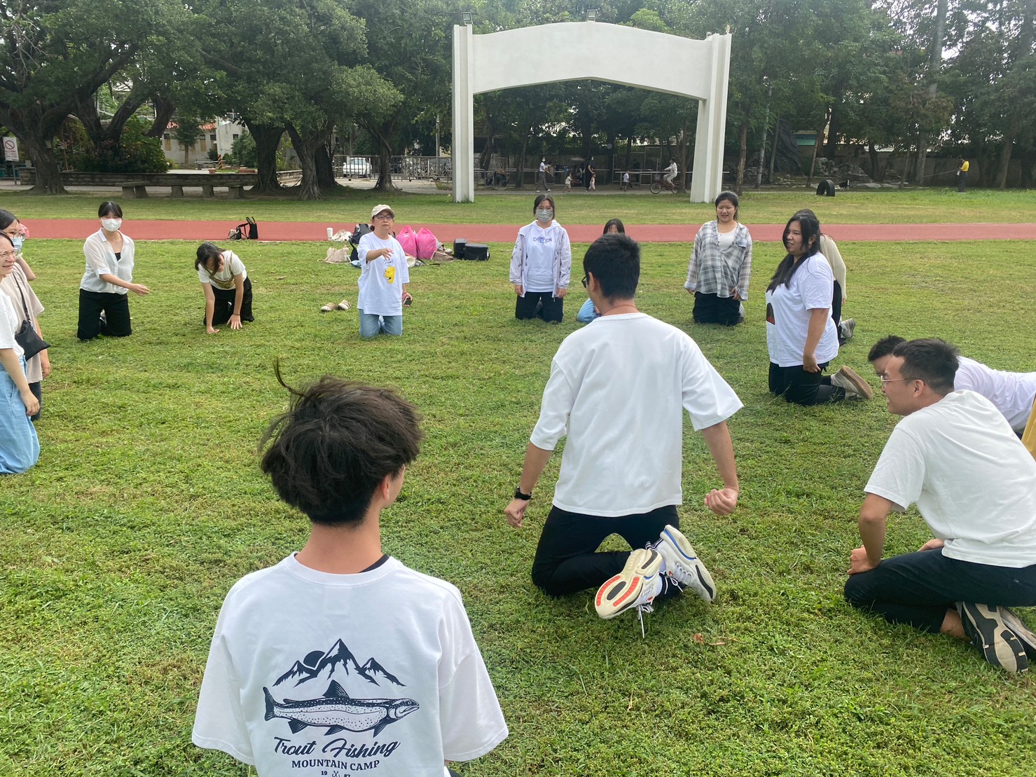 圖為在「壯遊銀行」課程中，透過體驗，了解鄭豐喜老師下肢萎縮的生活困難。