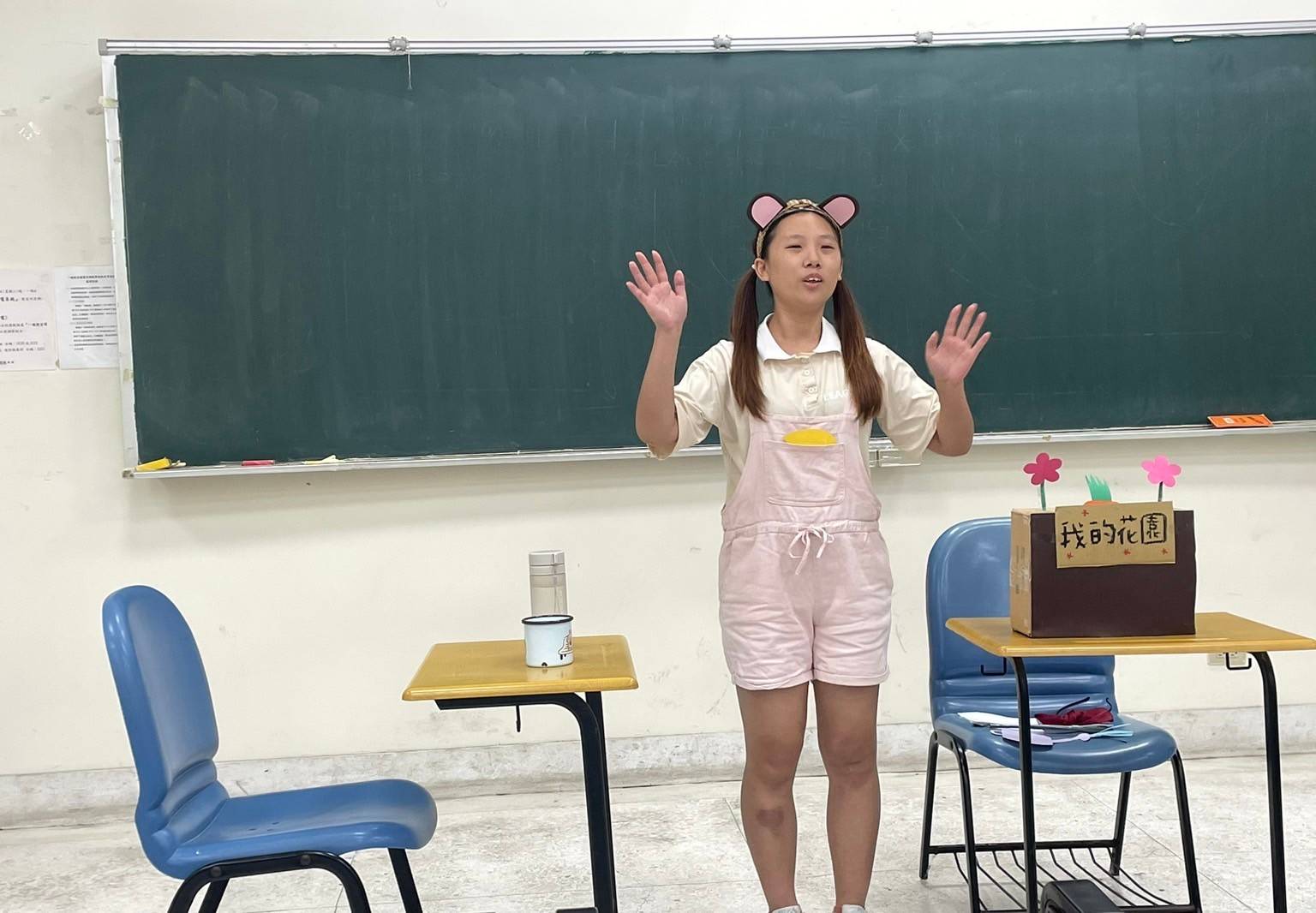 图为幼教系黄琦雯同学，表演「你为什么不开花？」。