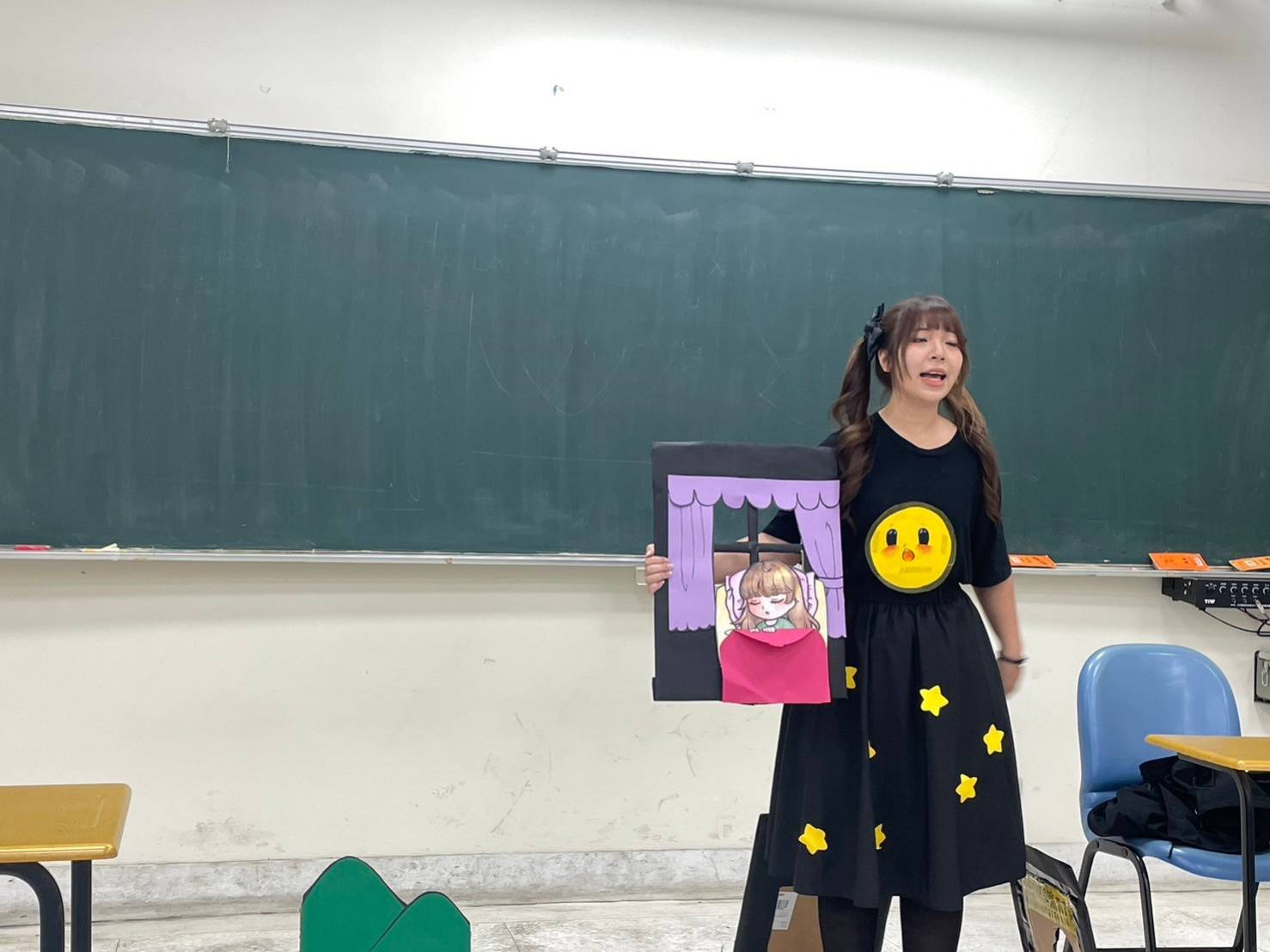 图为幼教系沈家妙同学，表演「月亮想睡觉」。