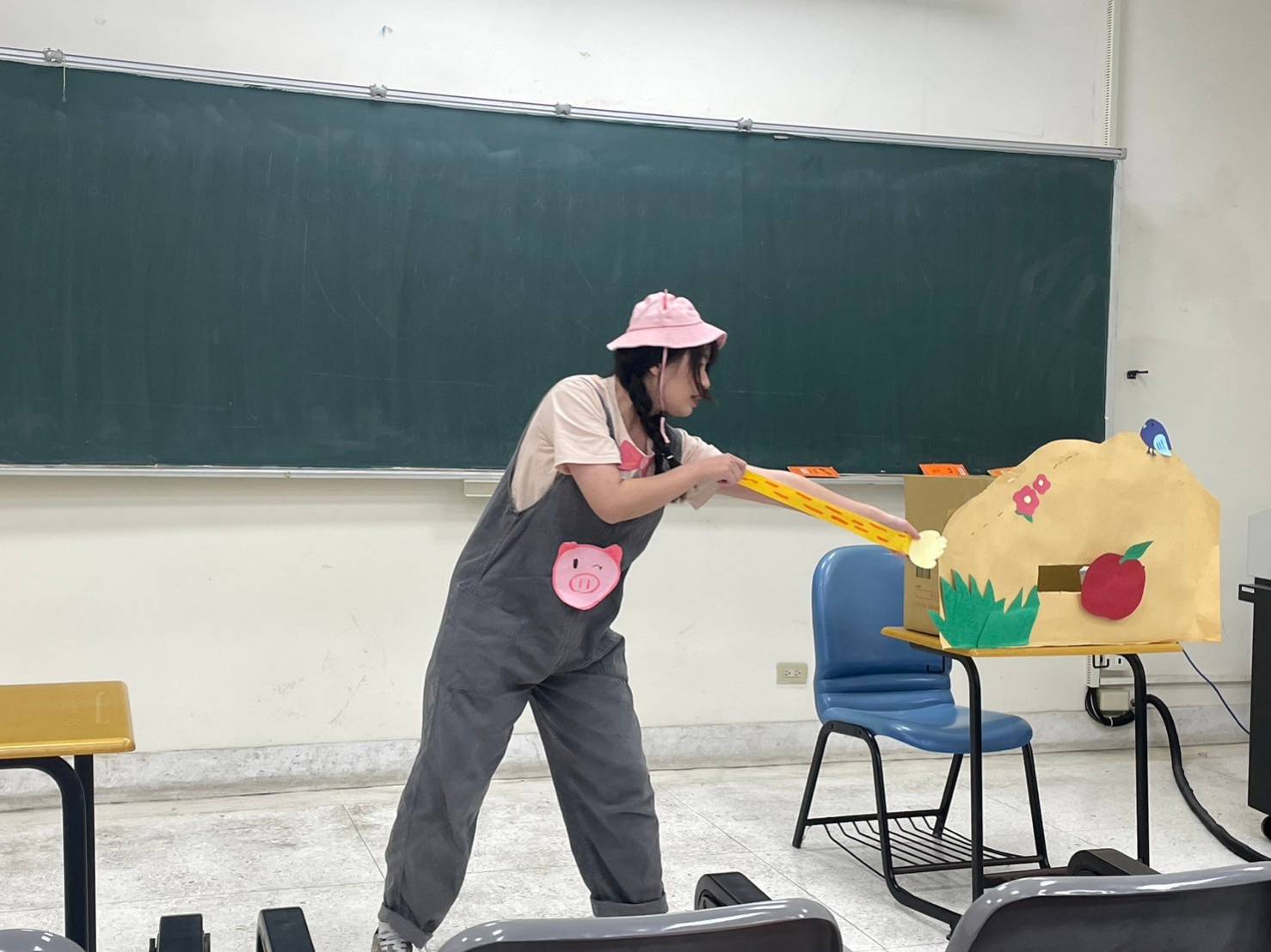 图为幼教系吴宜洁同学，表演「还差一点，还差一点」。