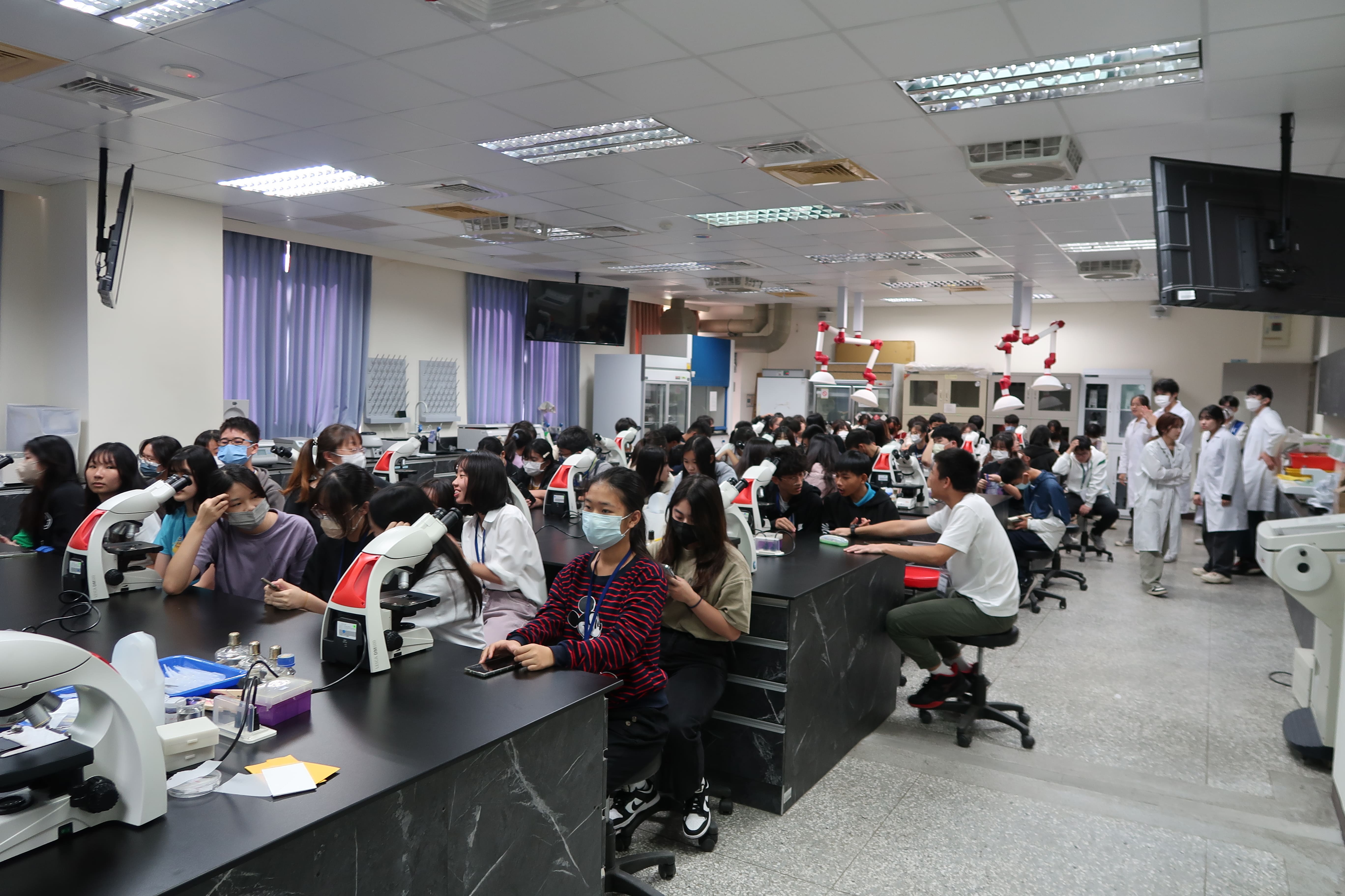 圖為亞大醫技系，舉辦「2023高中生一日體驗營」，參與高中生踴躍。