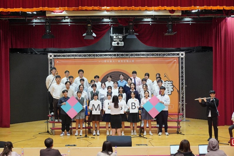圖為亞大醫技系同學，表演「風箏」歌曲，獲第3名。