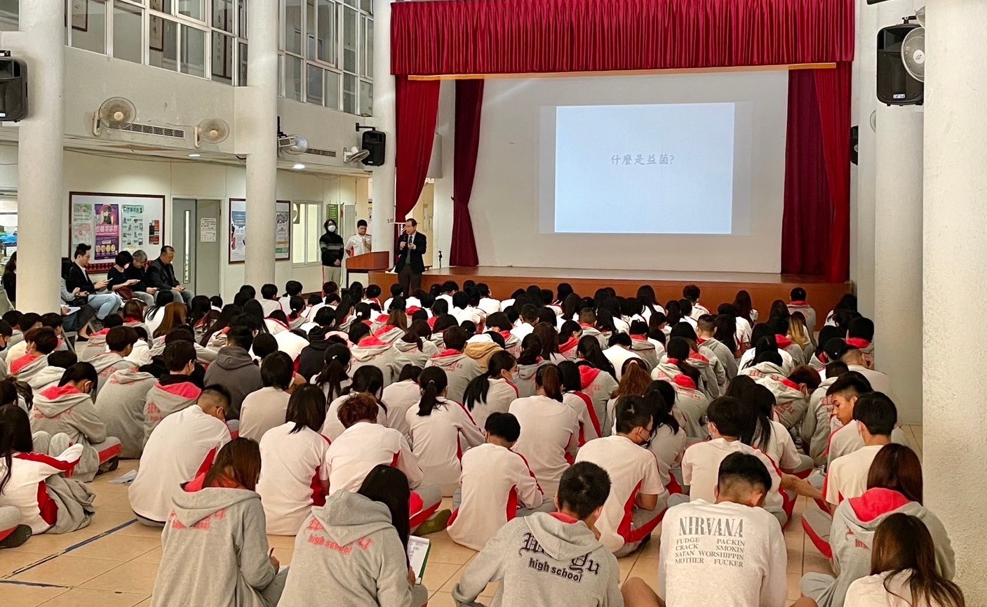 圖為亞大醫健學院長吳俊忠，在南投五育高中演講，台下有200多位同學認真聆聽。