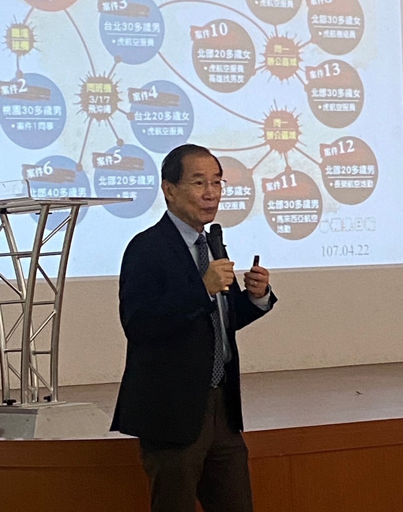 圖為亞大醫健學院長吳俊忠，在南投五育高中，講解微生物的群聚感染嚴重性。