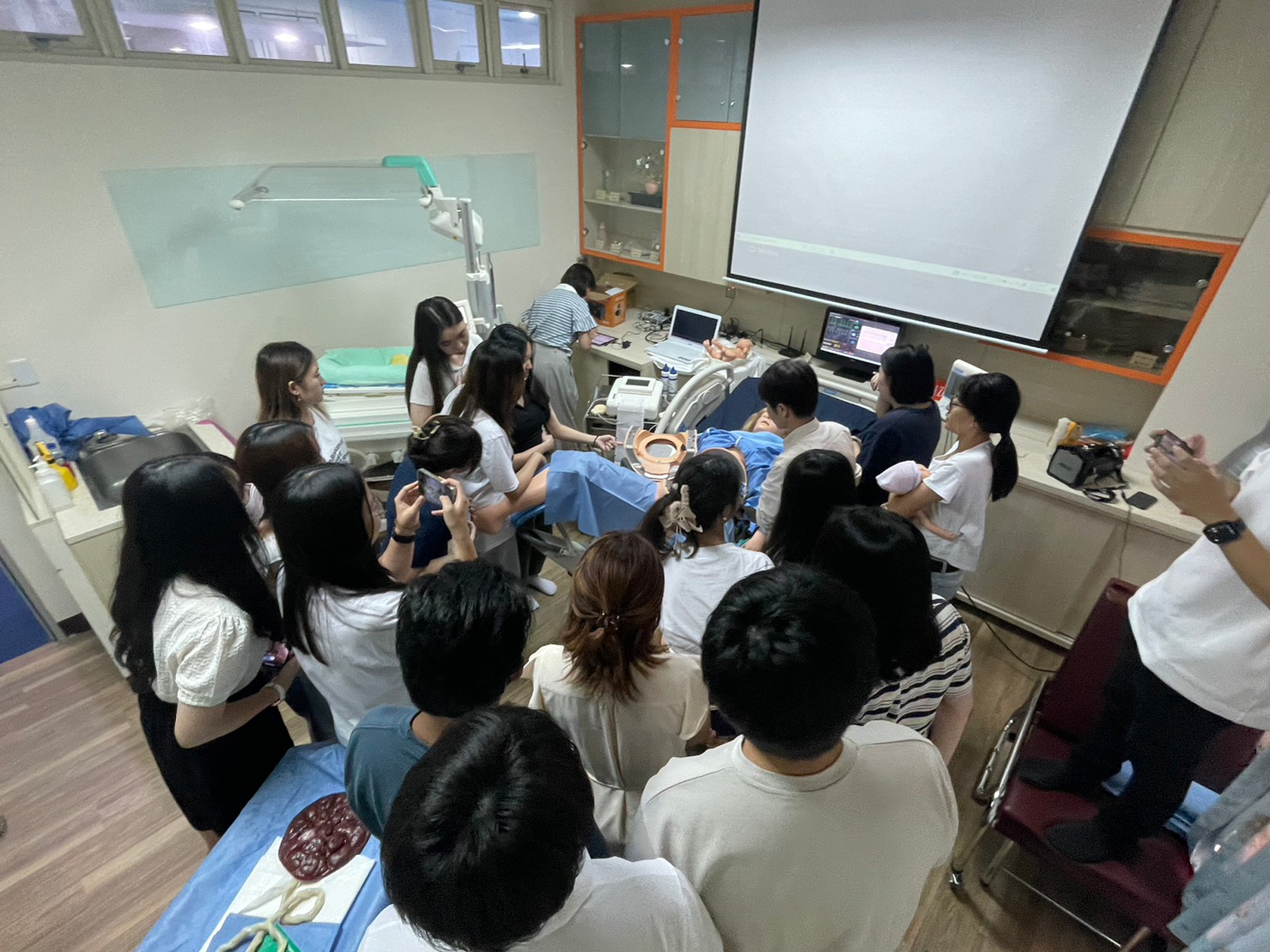 圖為新加坡南洋理工學院護理系師生，在亞大護理學系樂得兒產房(LDR)，體驗智慧高階模擬人Victoria，擬真生產完整過程。