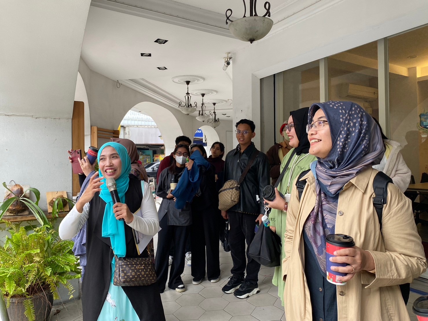 圖為印尼艾爾朗加大學師生，實地參訪台中市「東協廣場」的移工生活，並瞭解在台生活的便利性。