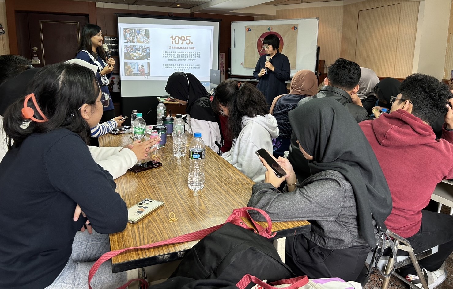 圖為社團法人「壹零玖邀移民工文化協會」志工，分享在台印尼移工現況。