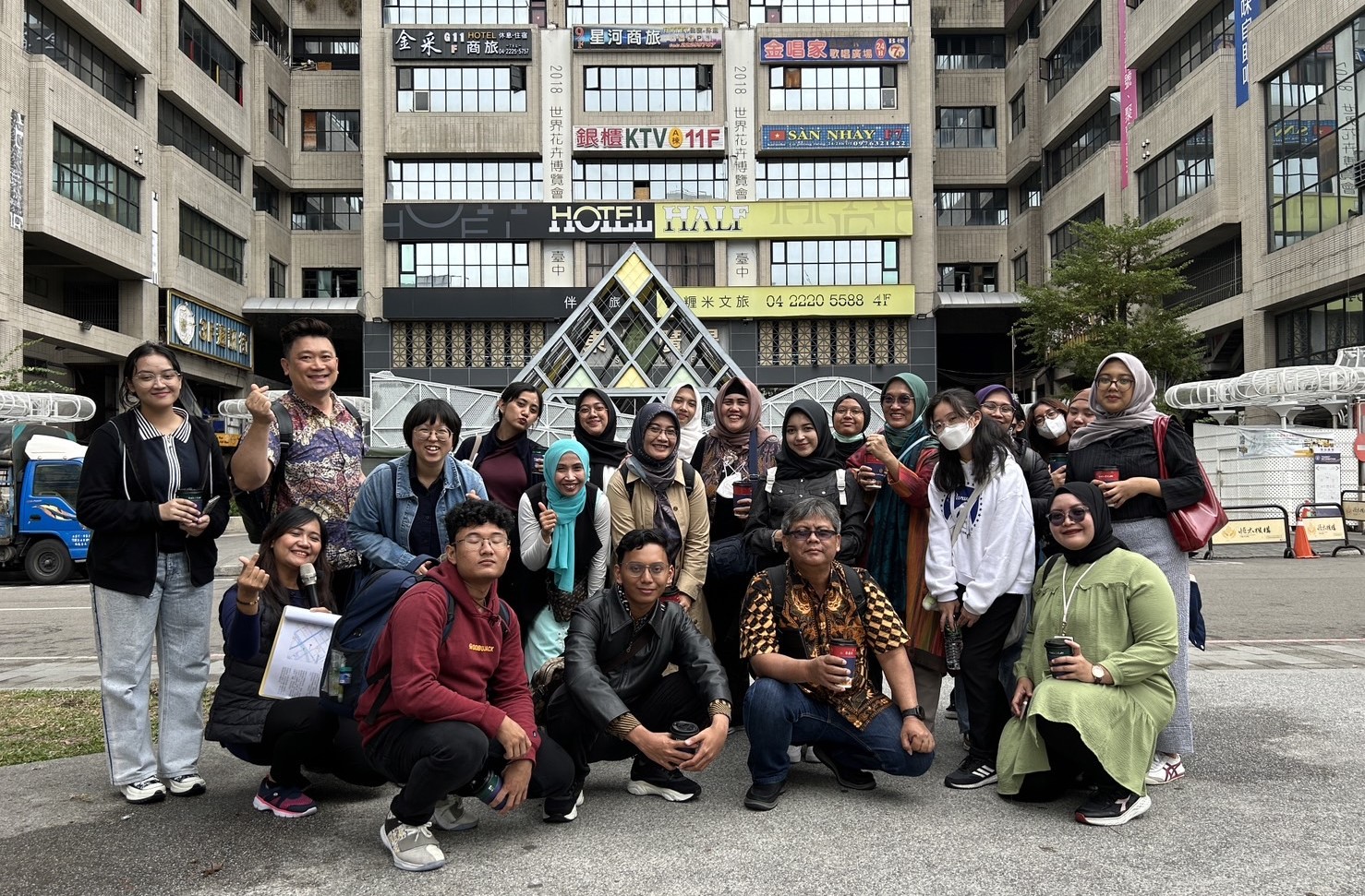 圖為亞大心理系孫旻暐老師(後排左2)、印尼艾爾朗加大學師生，在東協廣場前合影。
