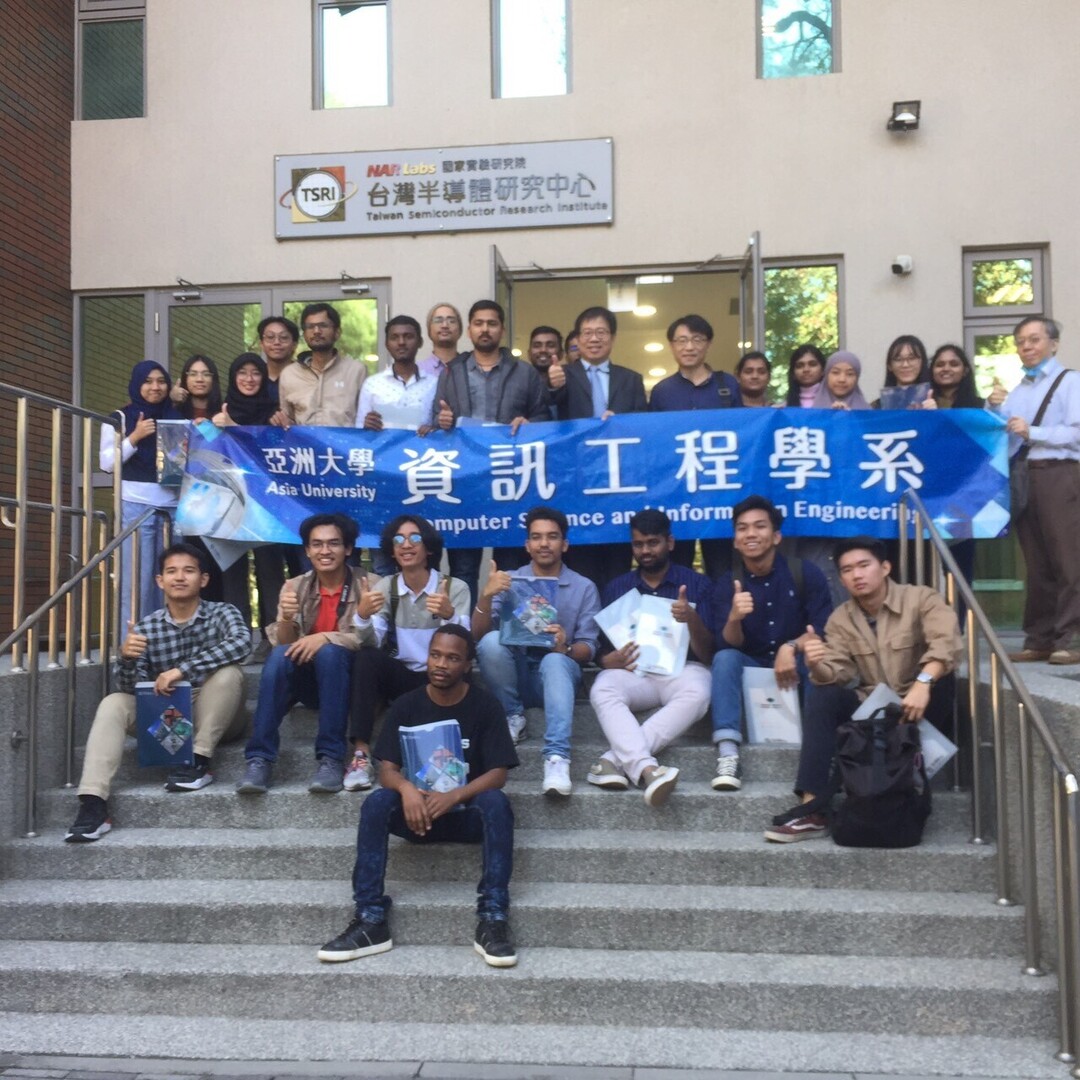 圖為亞大資工系主任朱學亭(後排右8)、游瑞松老師(後排右7)、蕭進松老師(後排右1)和同學，在台灣半導體研究中心前合影。 
