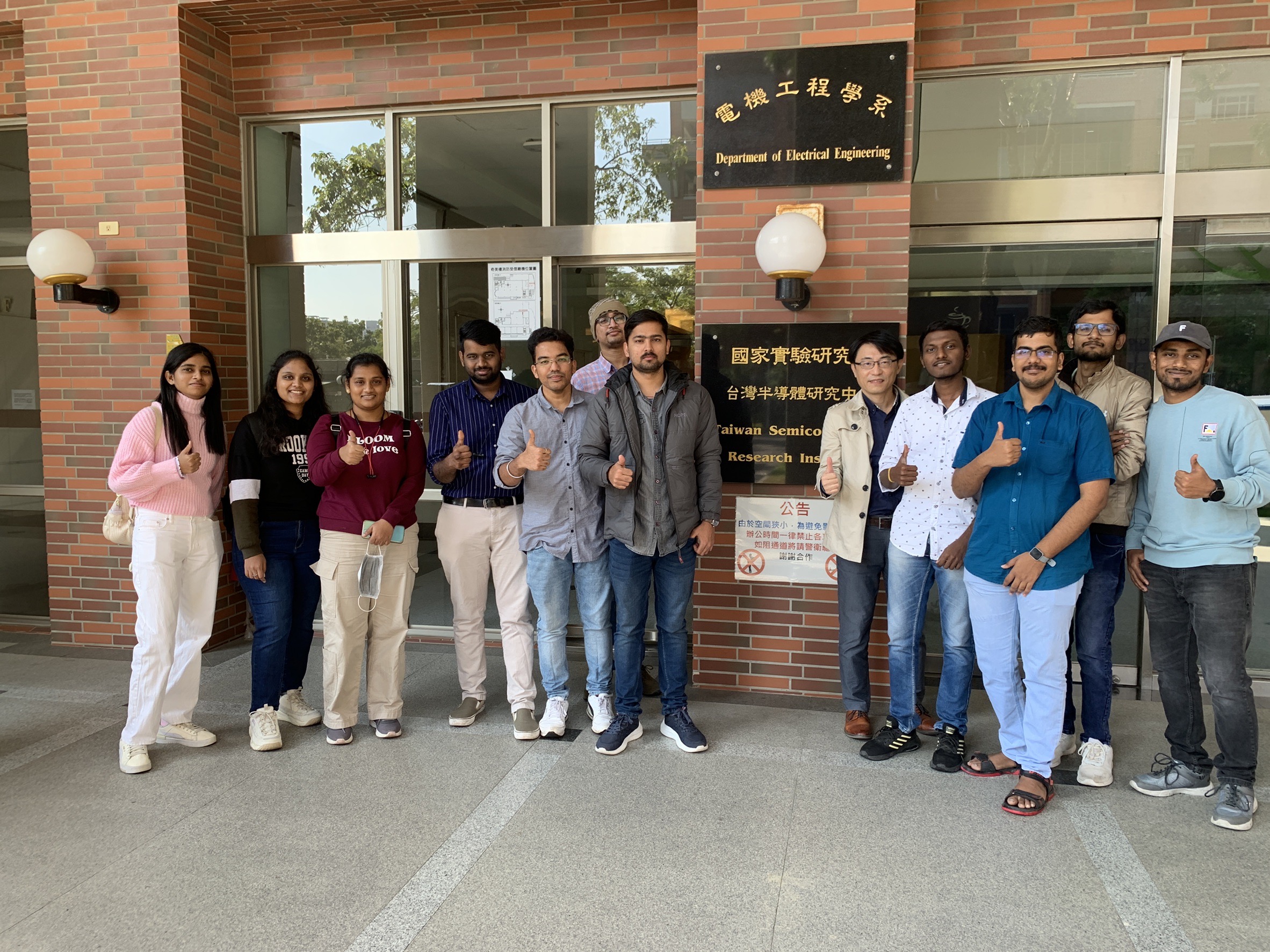 圖為印度SASTRA大學半導體專班學生，在半導體研究中心前合影。