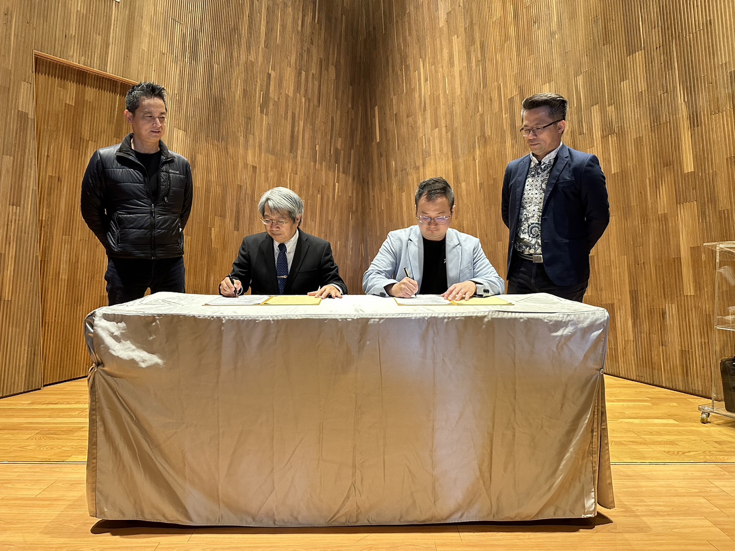 圖為亞大現代美術館長潘襎(前排左)、全球永續創新設計育成協會理事長莊淵源(前排右)，代表簽訂合作備忘錄。