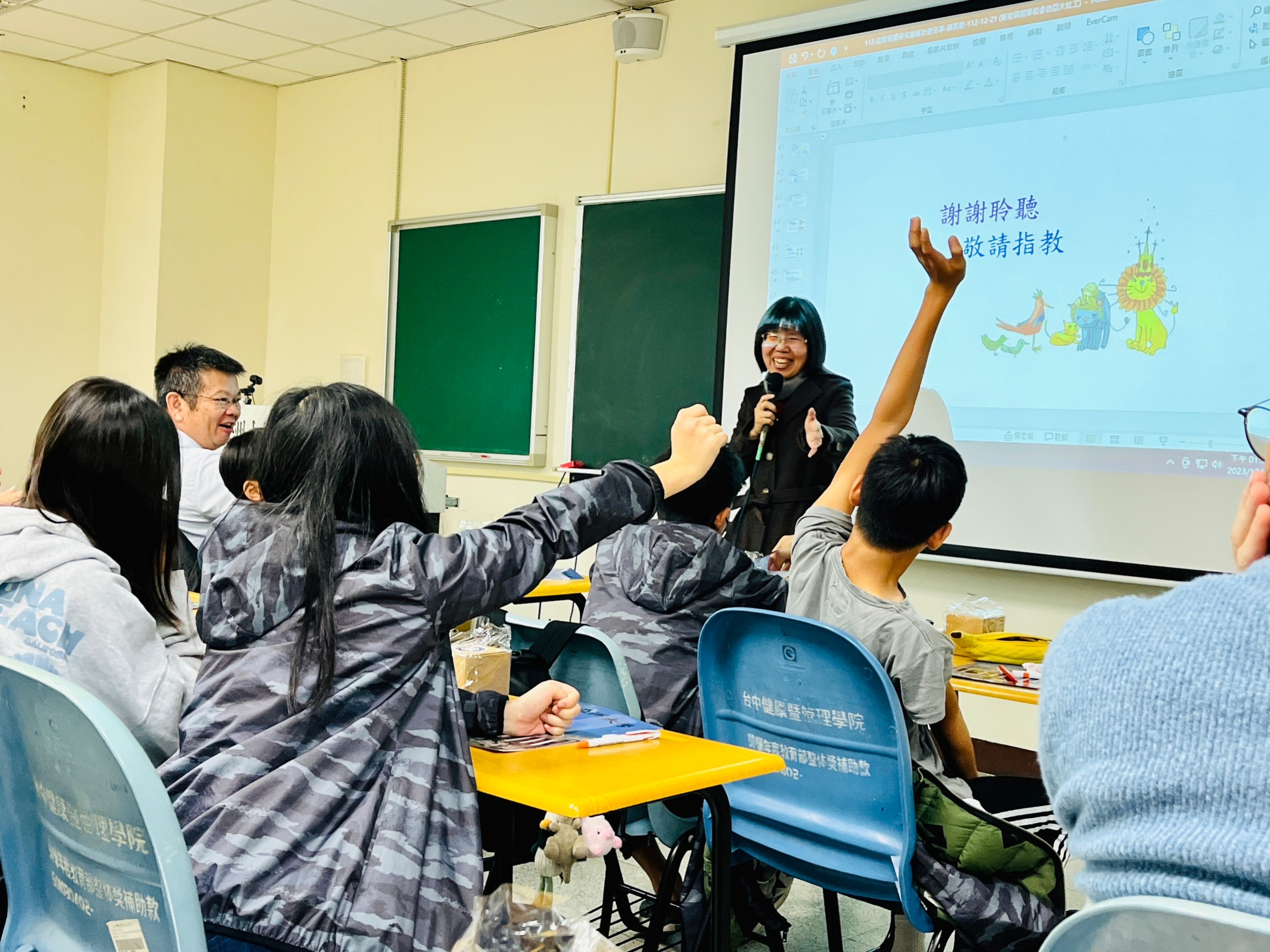圖為華砇中學部學生，在亞大社工系服務學習課程中，踴躍提問，陳美智老師一一回應。