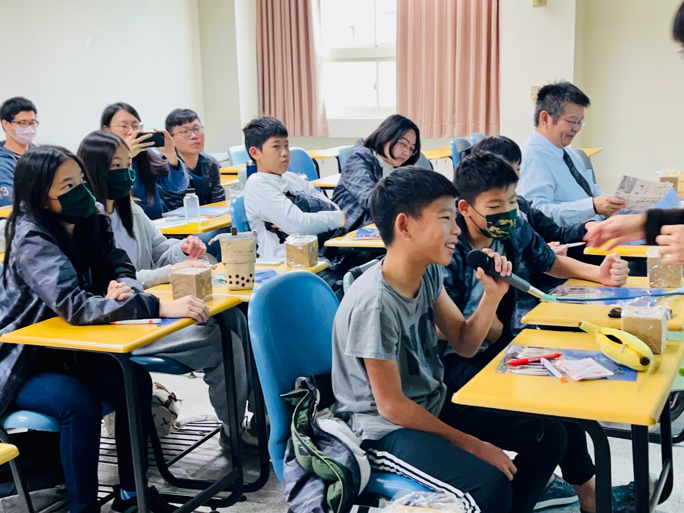 圖為華砇中學部學生，在亞大社工系服務學習課程中，踴躍提問。提問與回饋許多有趣的問題和經驗。
