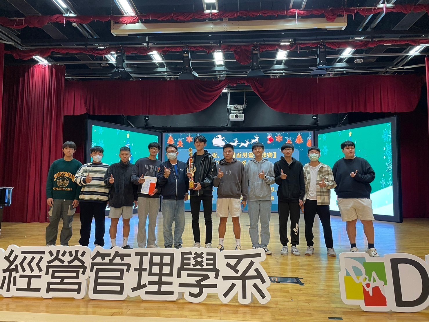 图为亚大经管系参加篮球赛获奖同学代表，上台接受表扬。