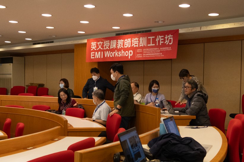 圖為參加EMI工作坊的教師，積極參與課程討論。