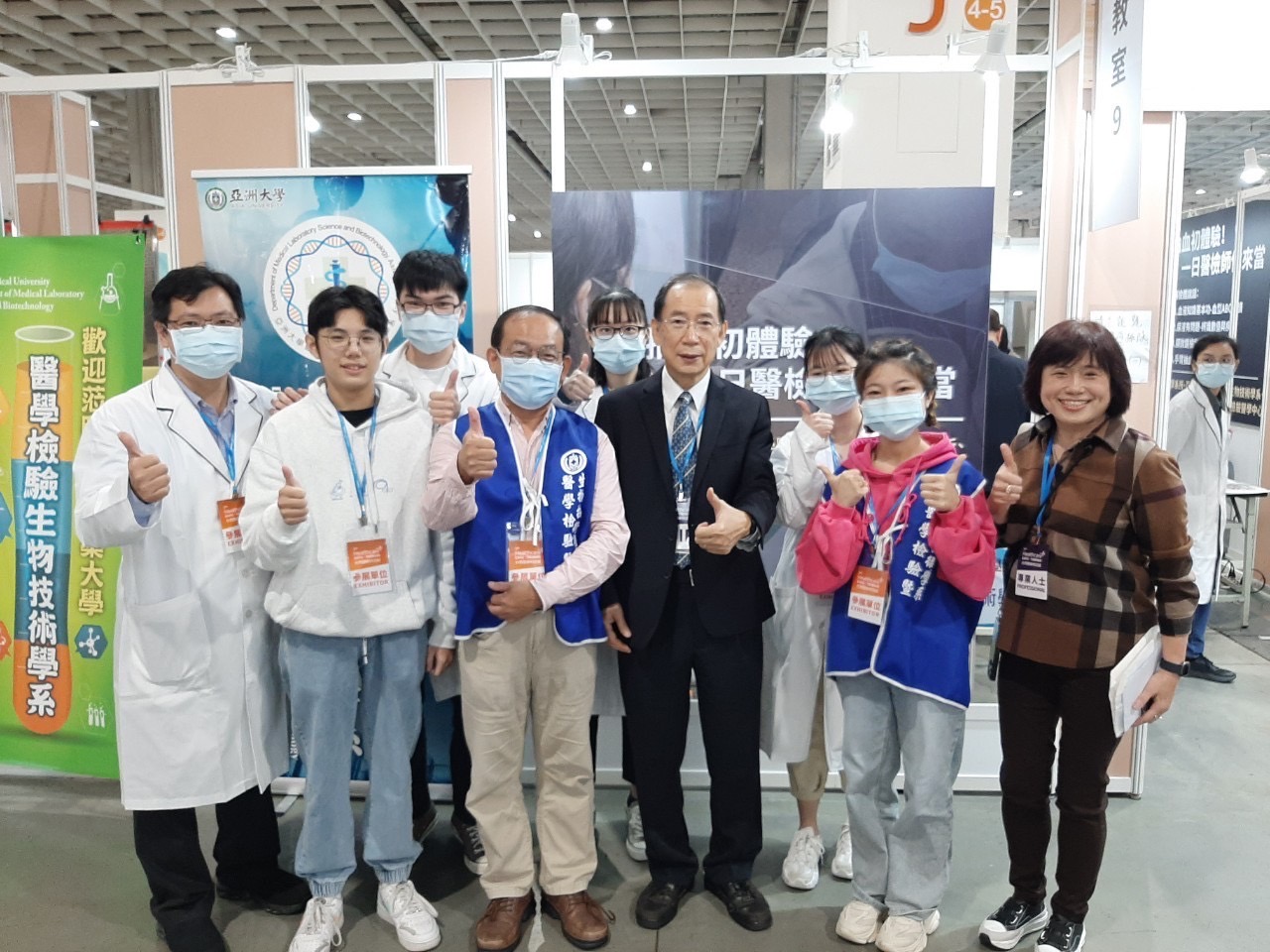 圖為亞大醫健學院長吳俊忠(前排右3)，與參與醫療展的亞大醫技系師生合影。