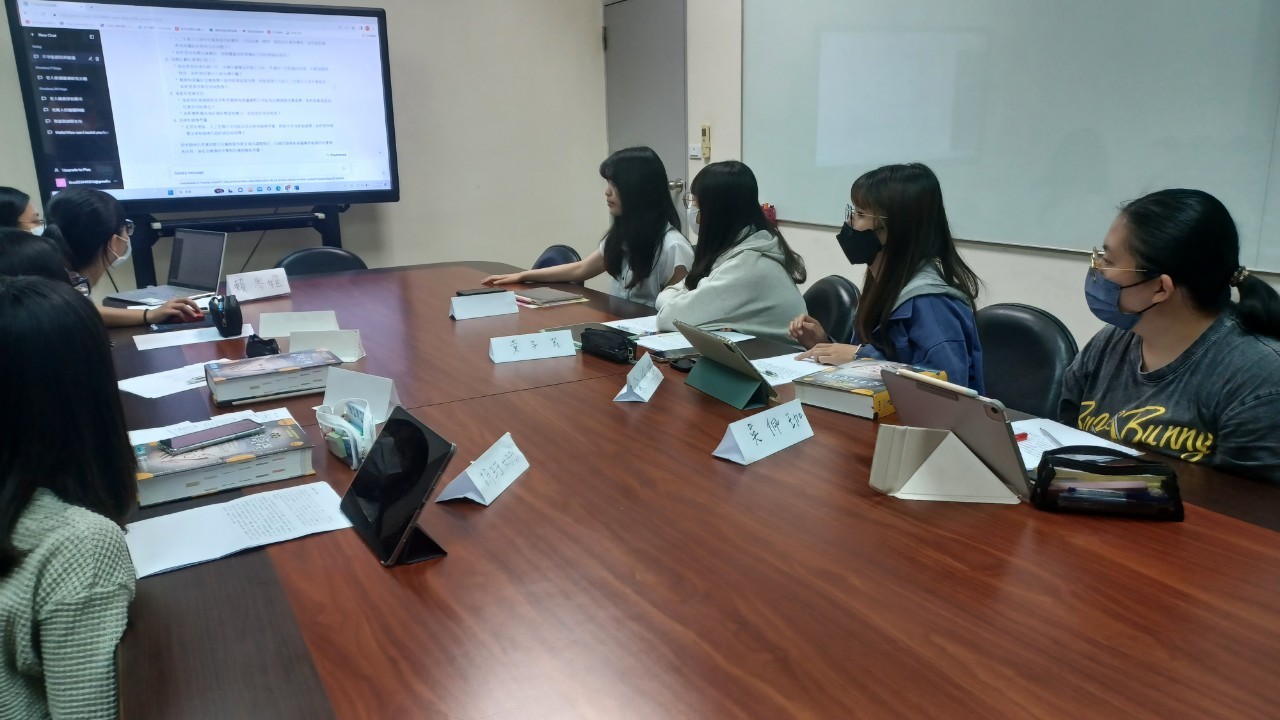 圖為亞大護理系同學，運用ChatGPT討論PBL主、次要學習議題。