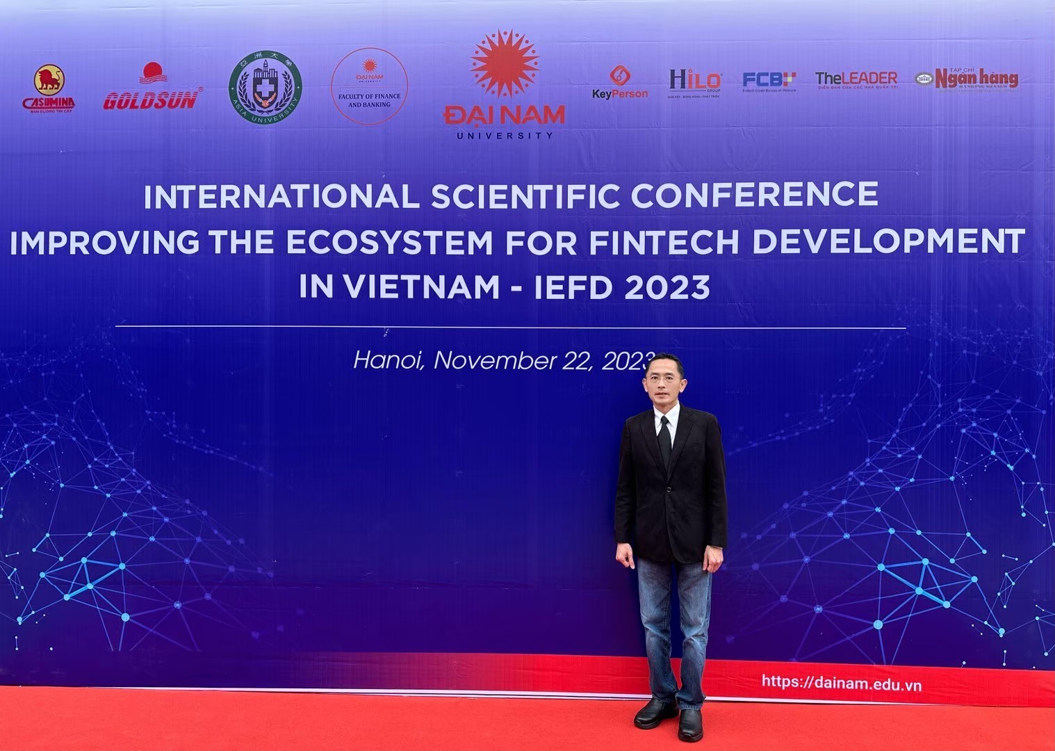 圖為亞大財金系林盈利老師，出席越南河內Dai Nam大學「國際金融科技研討會」。