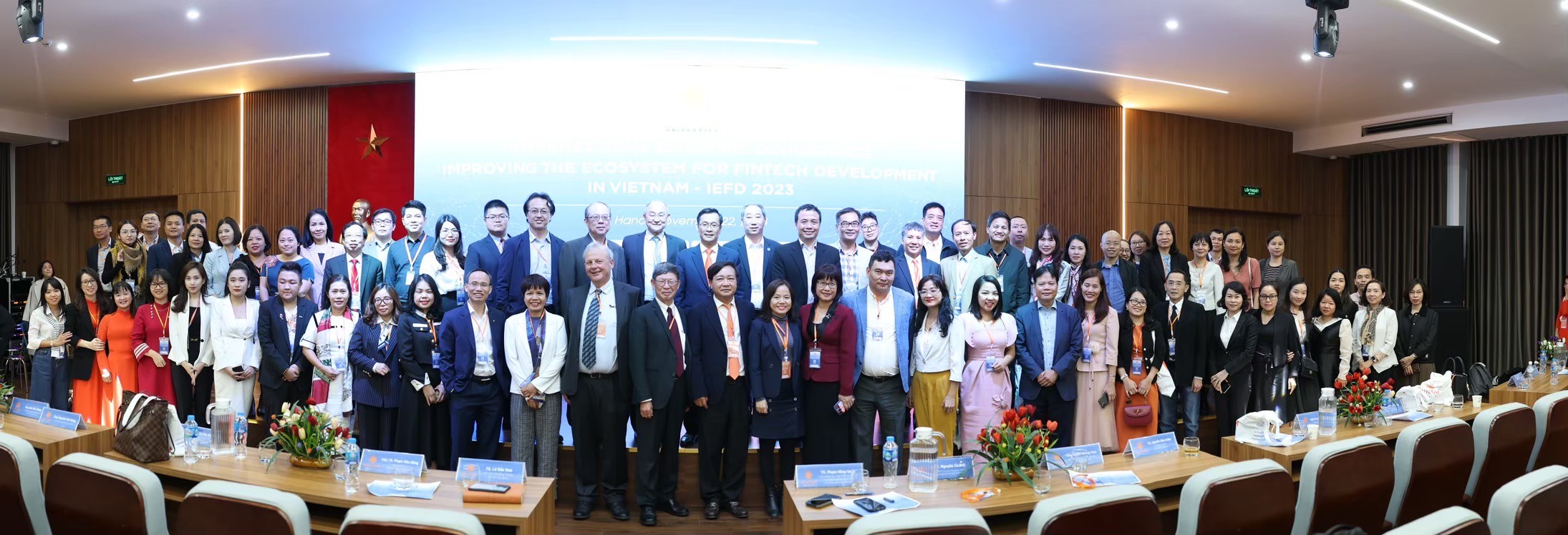 图为「国际金融科技研讨会」闭幕，亚大财金系林盈利老师(前排右6)，与各国与会者合影。