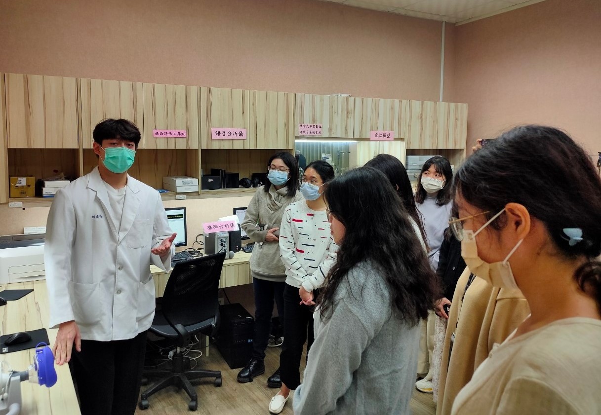 圖為研習會學員，參觀亞大聽語系吞嚥實驗室。
