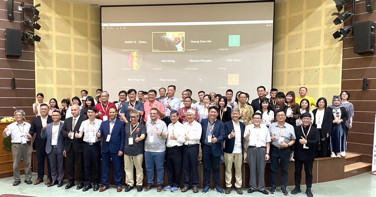 图为亚大产学长王昭能(前排左2)、创意设计暨发明中心主任林信宏(前排右5)、商品系徐宏文老师(前排右1)，在「2024 ECEI绿点子泰国发明展」和其他国际学者合影。