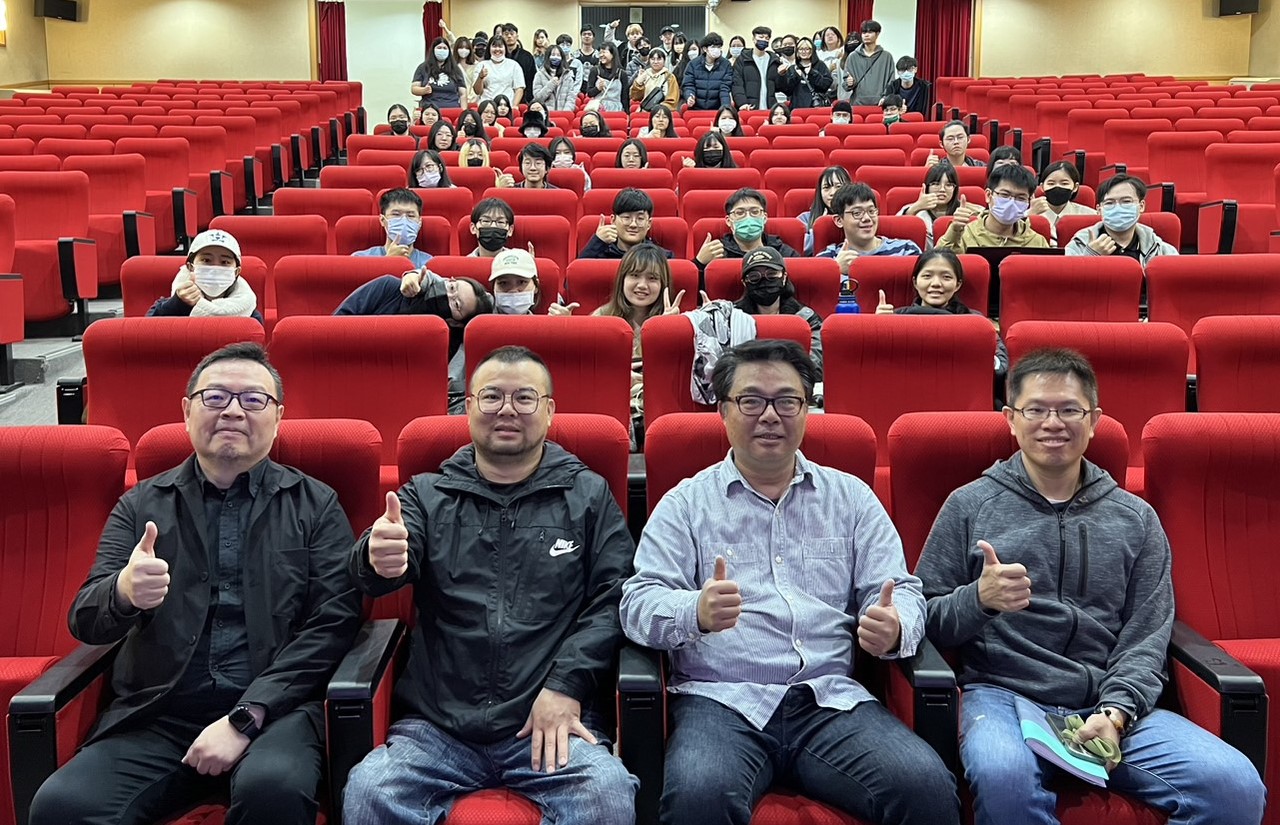 图为亚大数媒系赵文鸿主任（前排左2）、三立集团吴荣彬讲师（前排左3）、与数媒系师生合影。