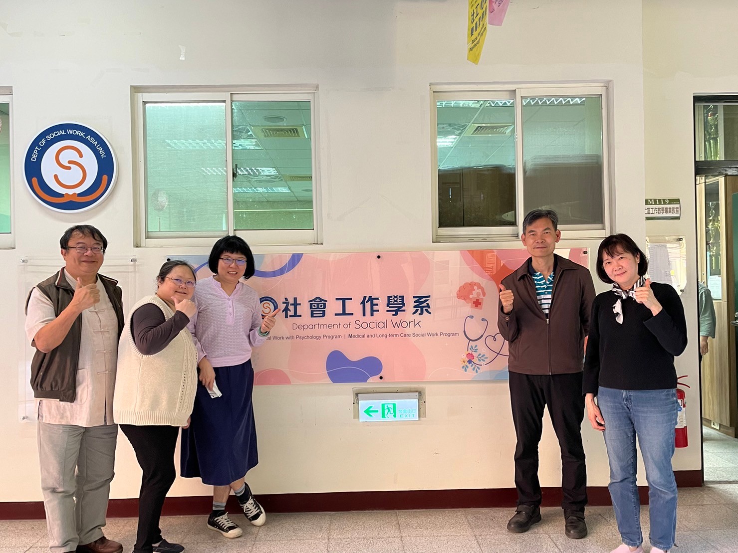 图为亚大社工系承接「相对人服务计画」的老师，(由左而右)萧至邦、曾竹宁、南玉芬、林哲莹、洪千惠5位老师。