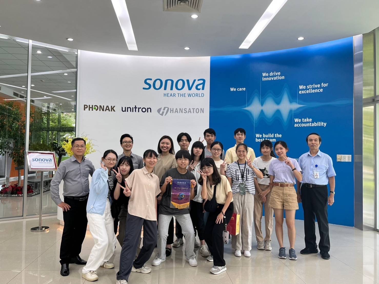 圖為亞大聽語系同學，與越南Sonova助聽器公司人員合影。