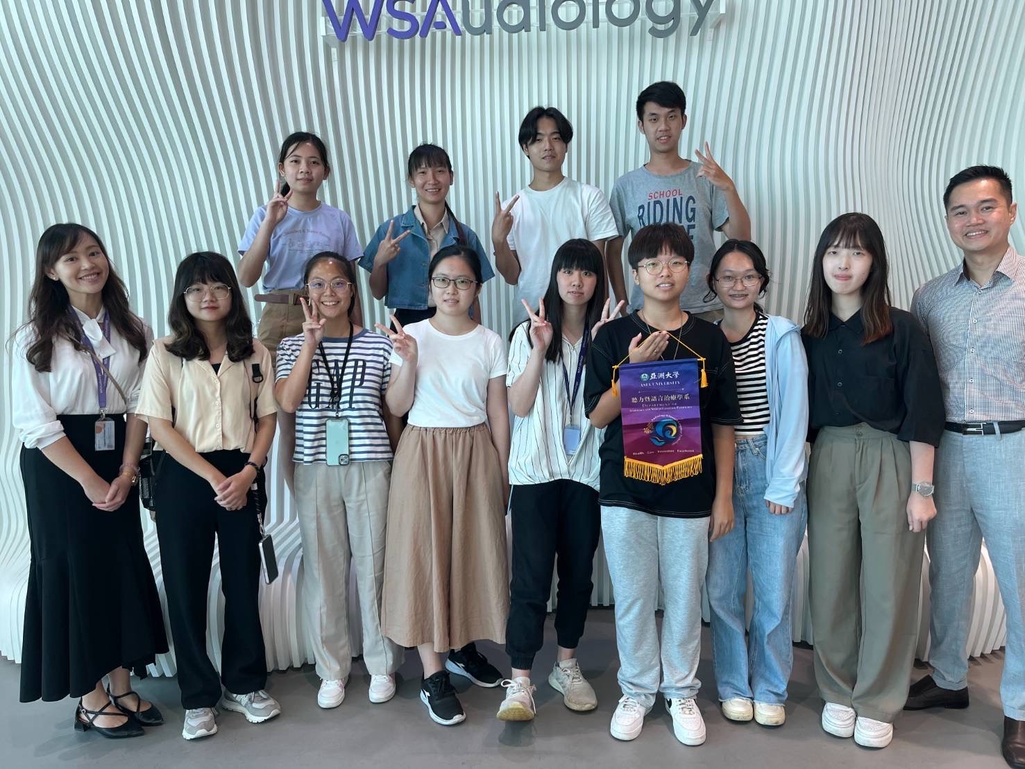 圖為亞大聽語系同學，與新加坡Sivanto助聽器公司人員合影。