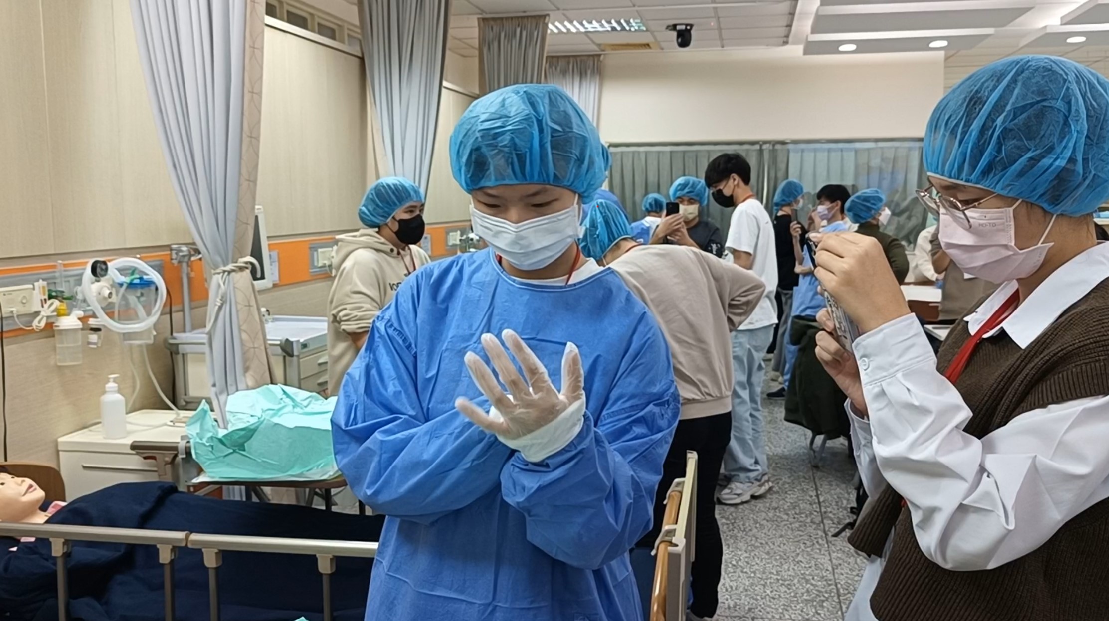 圖為參加急救營的學員，仔細穿上外科手術衣帽，體驗1日護理師。