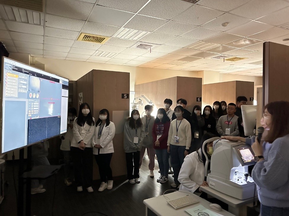 圖為亞大視光系林芮宇老師(右)講解，並讓學員體驗操作眼底斷層掃描(OCT)。