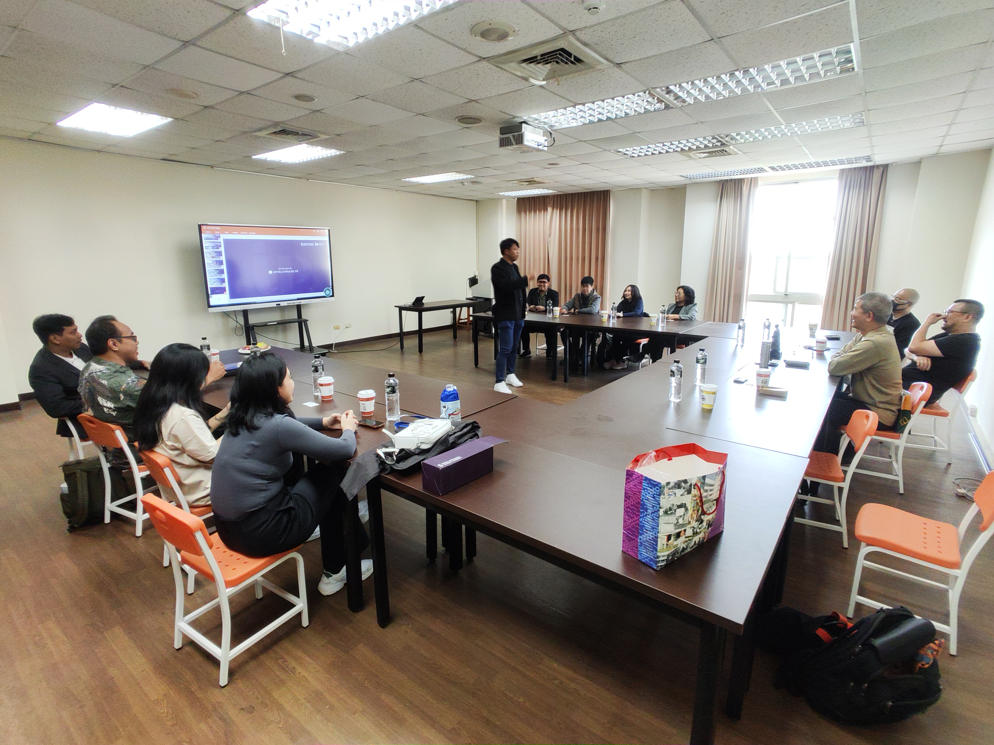 图为印尼苏吉甲普拉那塔天主教大学访问团来亚大，和亚大设计学院教师进行深度学术交流。