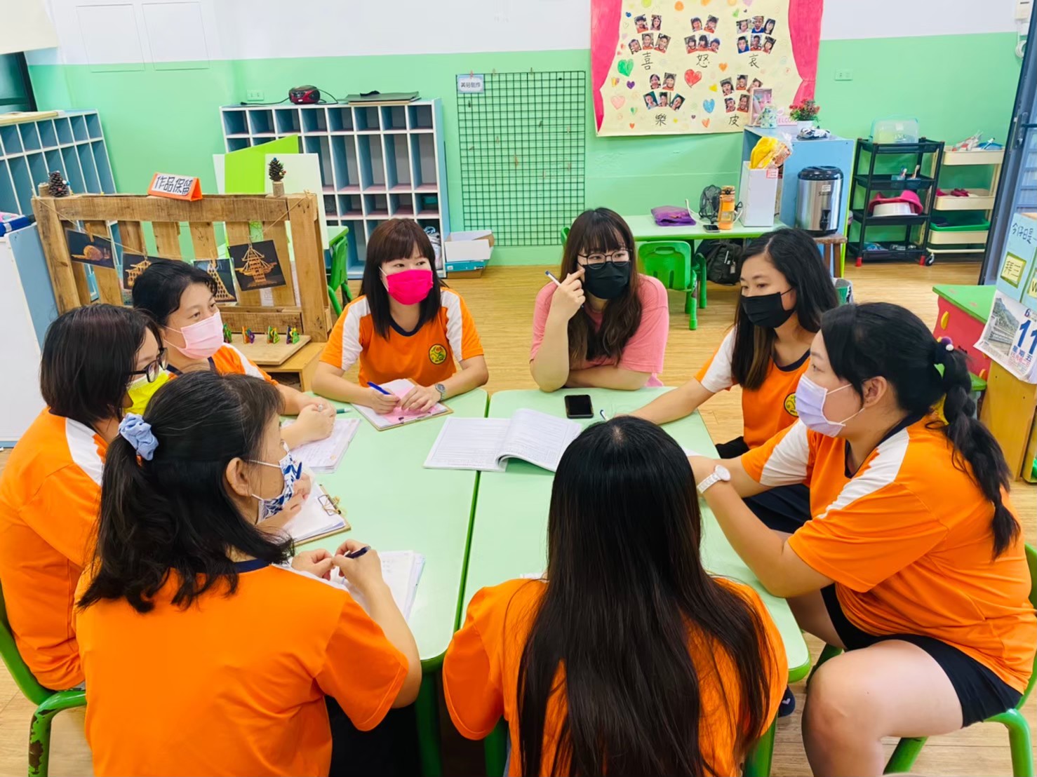 圖為亞大幼教系卓美秀老師（後排右），指導梧鳳非營利幼兒園輔導會議，討論短片製作內容。