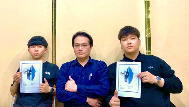 圖圖為亞大室設系劉師源老師(中)，和得獎的張家浩(左)、賴冠豪(右)同學合影。