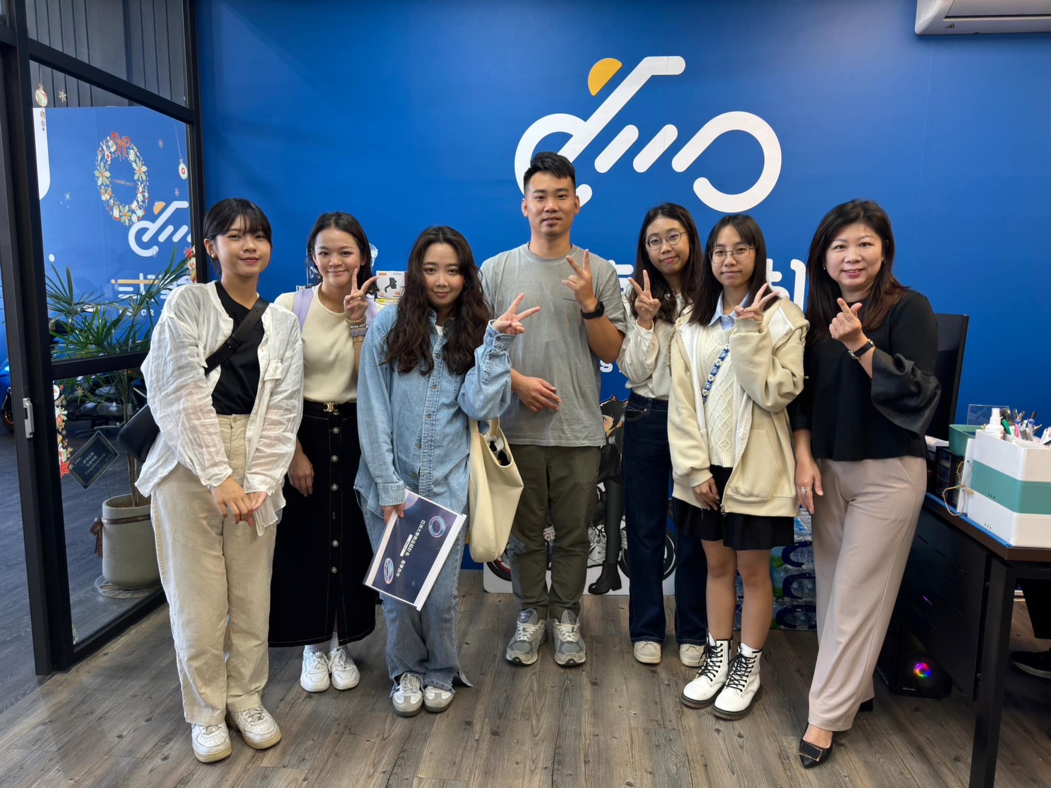 图为亚大商品系刘芃均老师(右1)，和负责推动「WINx3」产学方案的同学合影。