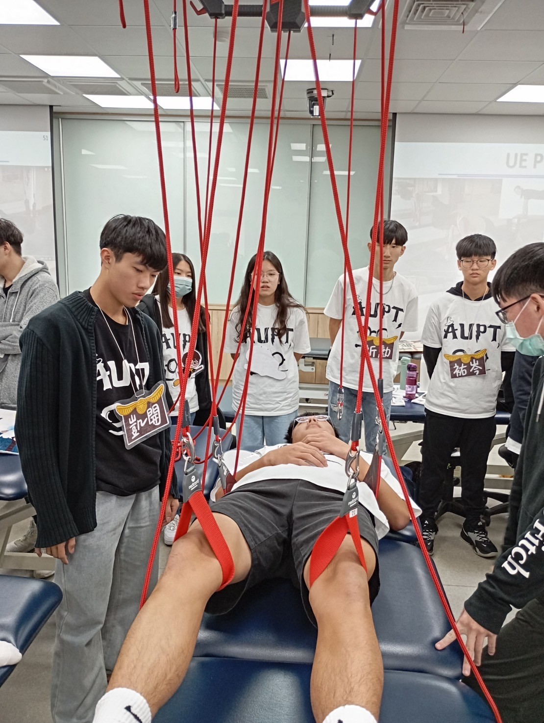 圖為亞大物治營活動中，學員體驗骨科課程中的紅繩操作。