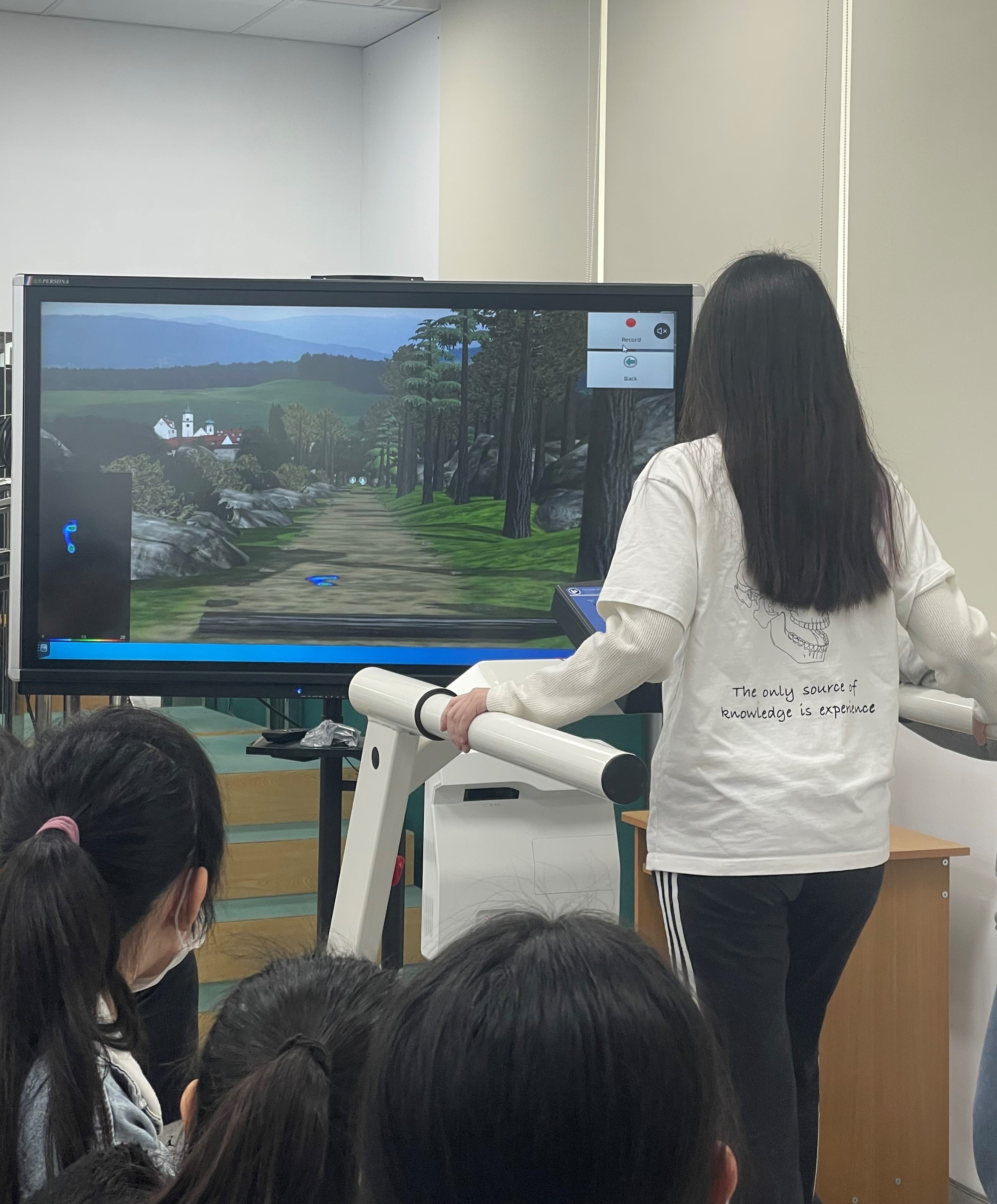 圖為亞大物治營活動中，學員體驗物治VR課程操作。