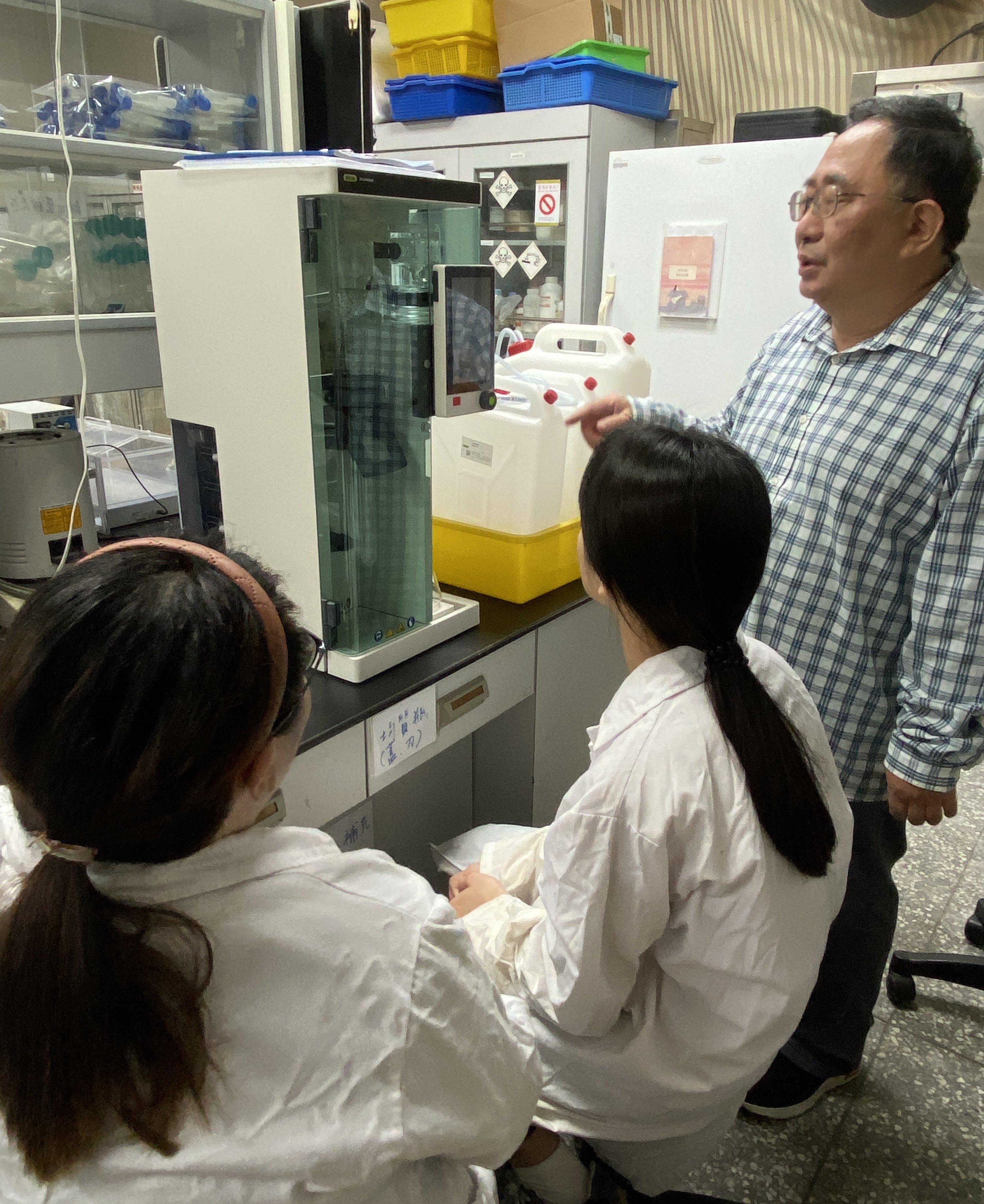 圖為亞大保健系韓建國老師，指導同學使用凱氏測氮儀，分析食品的粗蛋白質含量。