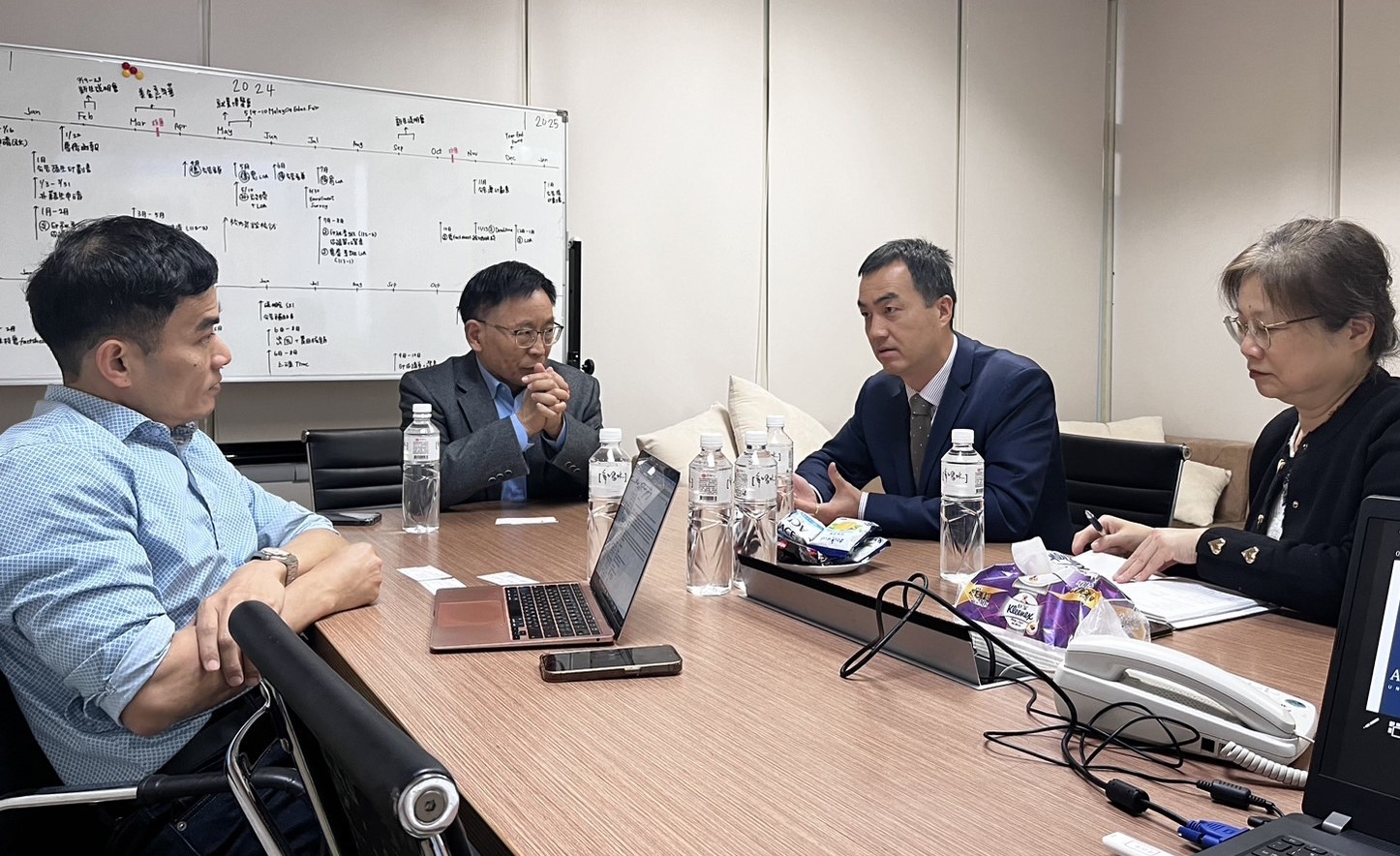 圖為(由左而右)亞大研發長許慶賢、國際長陳英輝、加拿大駐台北貿易辦事處副處長Danyu Bai、商務資深經理Sylvia Shih，雙方討論未來交流合作事宜。