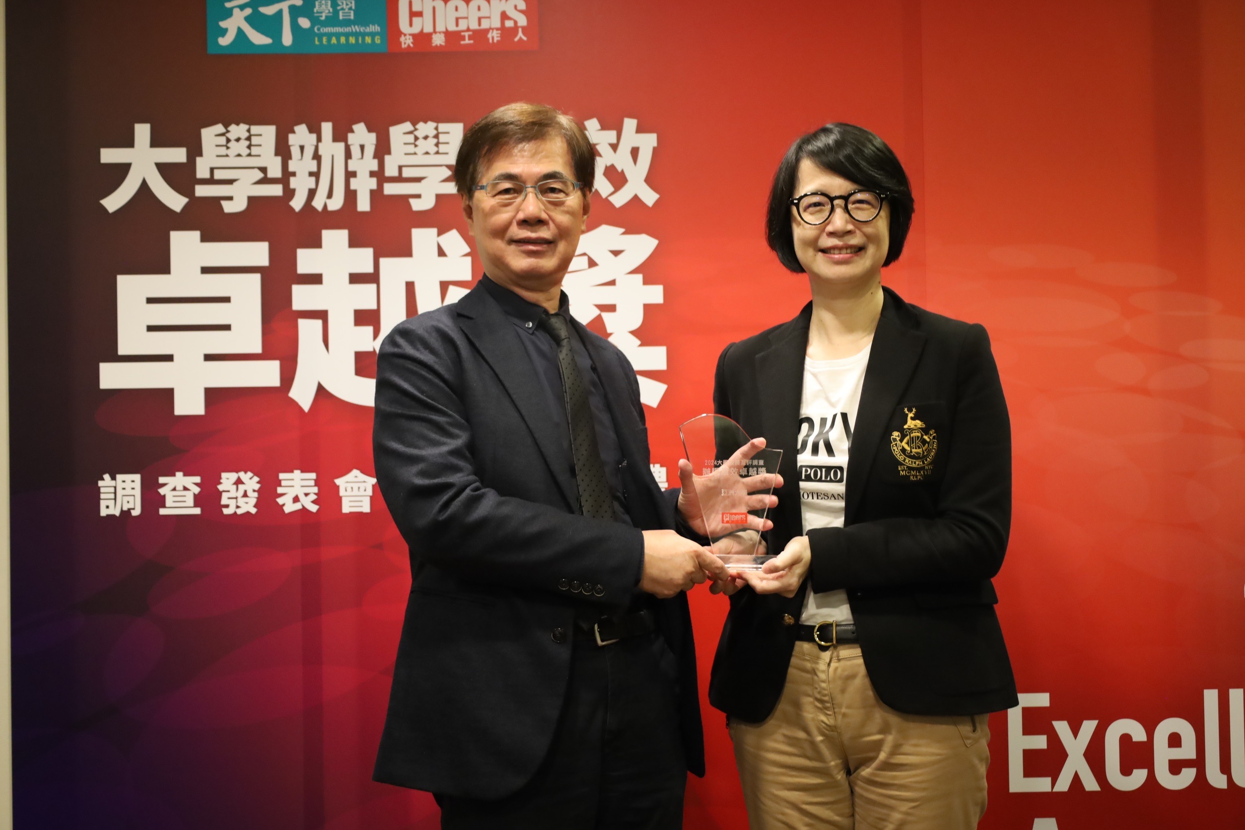 圖為天下雜誌事業群總經理劉鳳珍（右），頒獎給亞大副校長鄧成連。