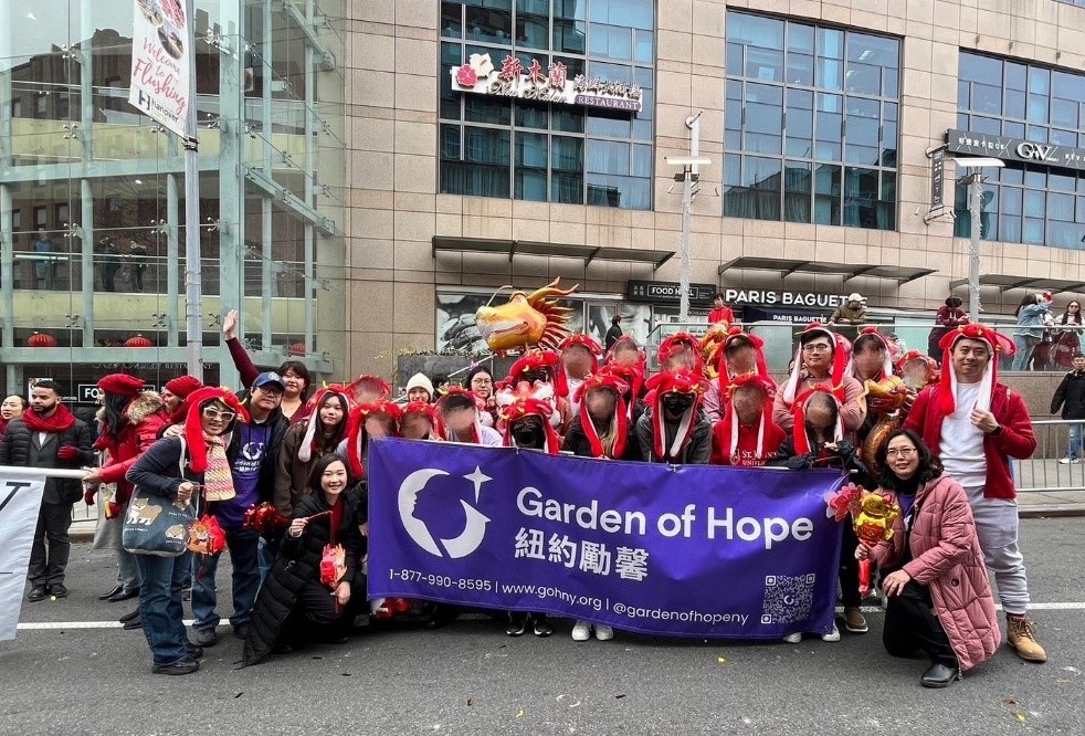 圖為亞大心理系3位同學，與「Garden of Hope」人員，參與紐約市皇后區法拉盛的春節遊行。