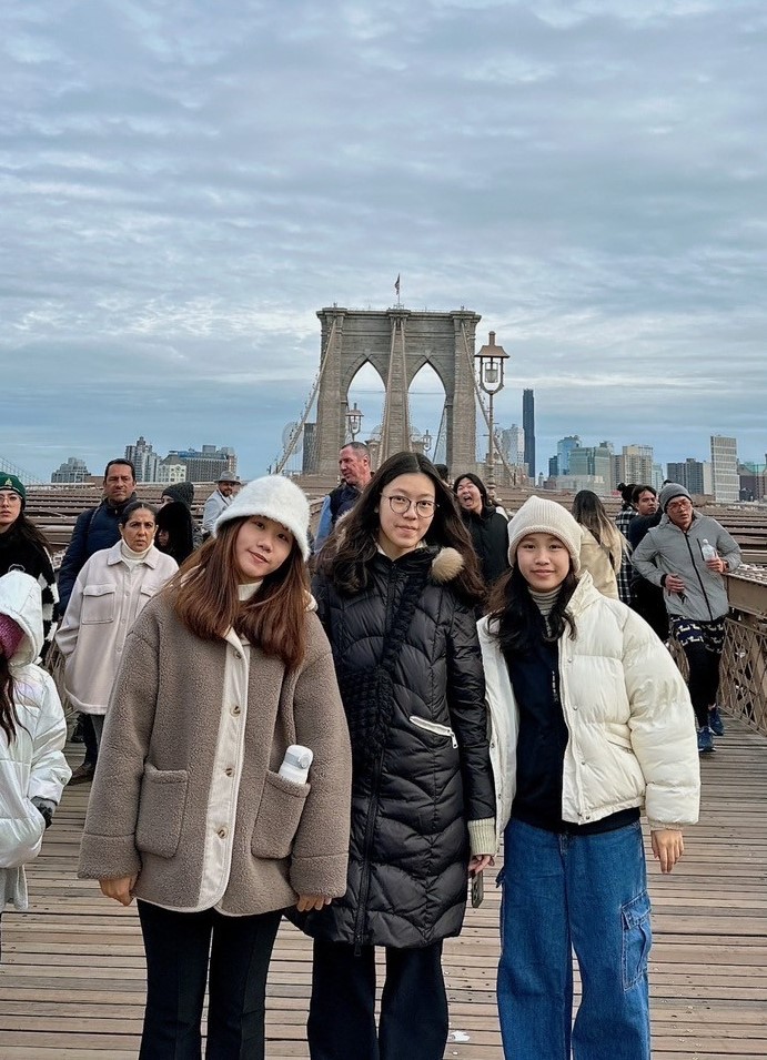 圖為(由右到左)亞大心理系李晨旖、楊宜緁、謝儀萱同學，實習空暇時間到紐約市的布魯克林大橋參觀。