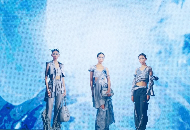 圖為亞大時尚系黃淑如同學的作品「生命的流淌」，獲「服飾組」金獎。