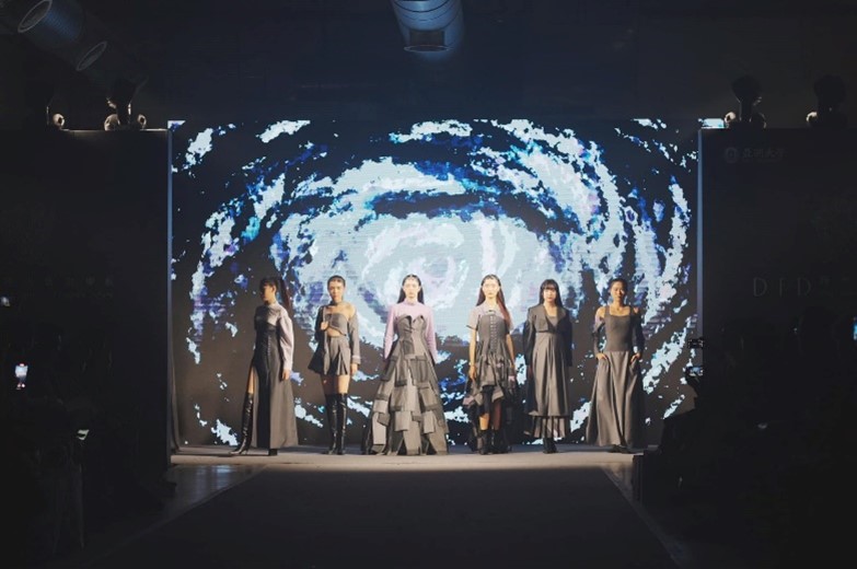 圖為亞大時尚系黃浩宇同學的「Period of transition」作品，獲「服裝組」銅獎。