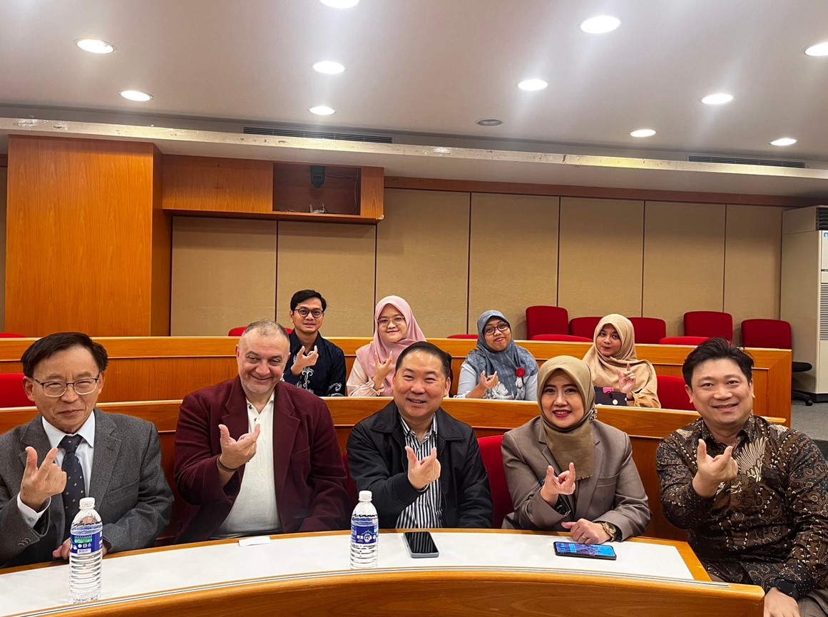 圖為亞大博士橋接課程授證典禮，(前排由右而左)印尼UHAMKA大學與亞洲大學國際學院事務處、經管系、和心理系，全體師生合影。