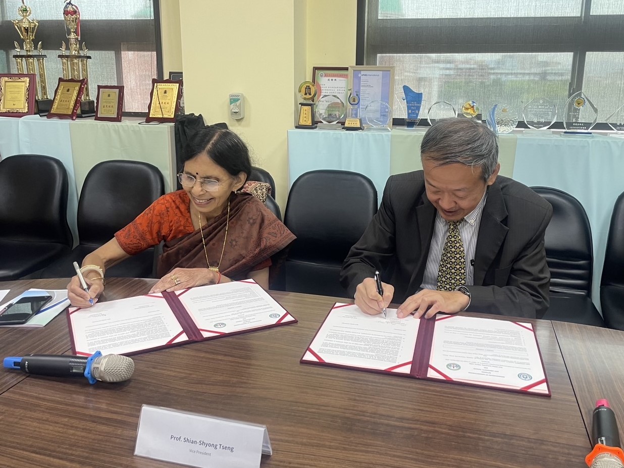 圖為亞大副校長兼資電學院長曾憲雄(右)、印多爾大學校長Renu Jain教授，簽署合作備忘錄。