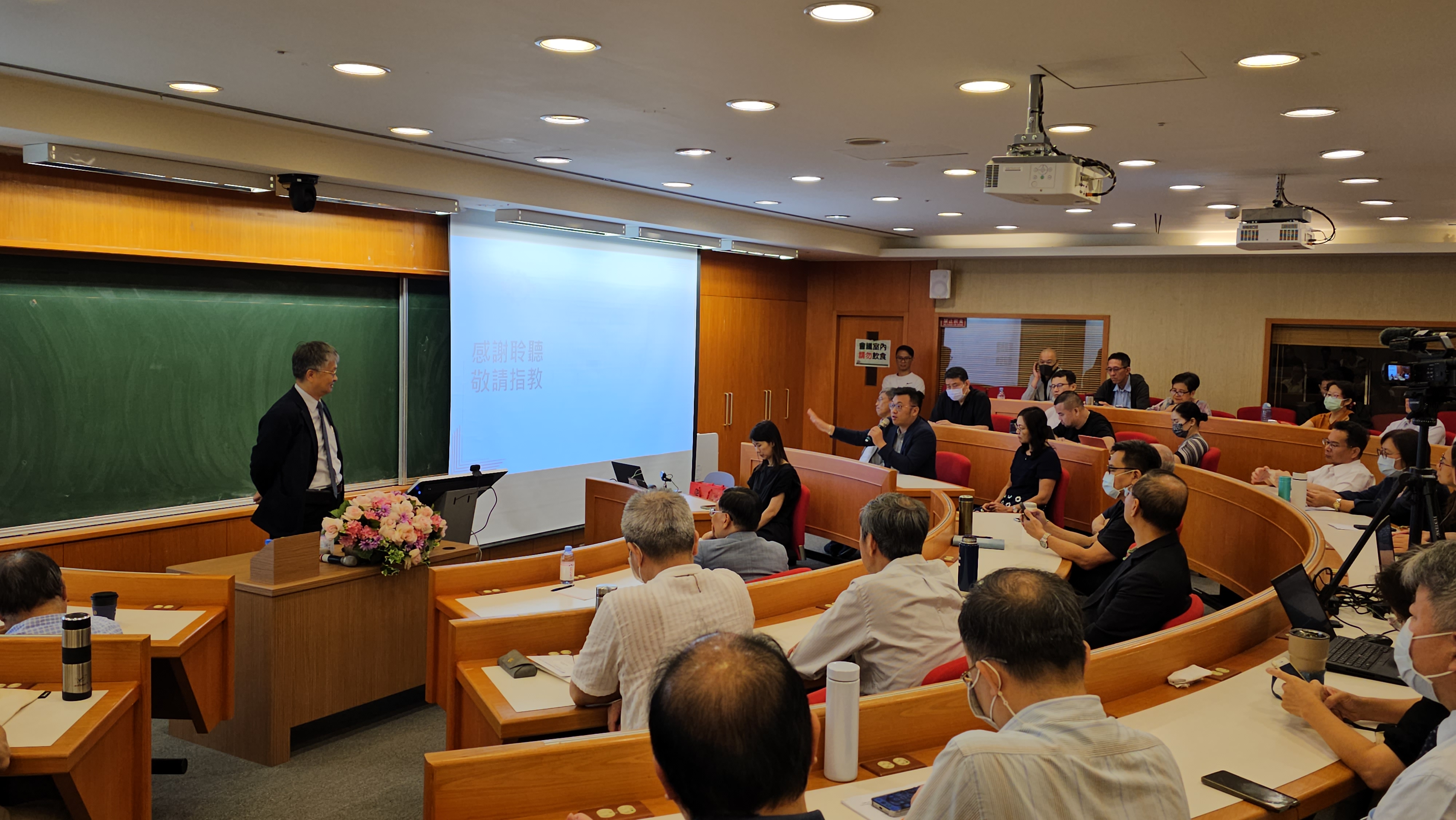 明新科大校長劉國偉(左)，在講座現場與亞大師長交流、分享經驗。